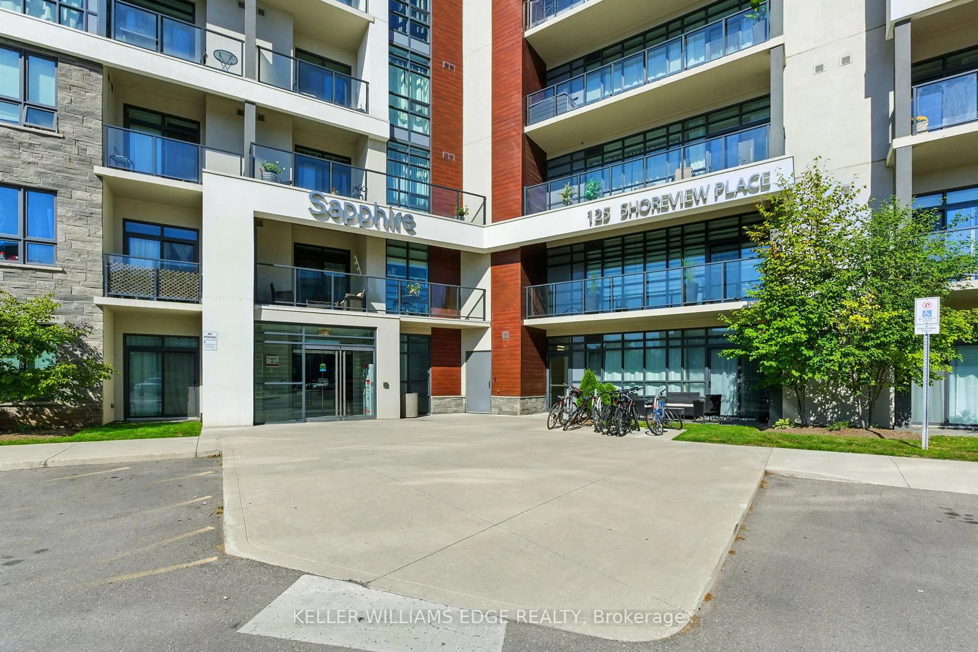 Indoor foyer for 125 Shoreview Pl #338, Hamilton Ontario L8E 6G4