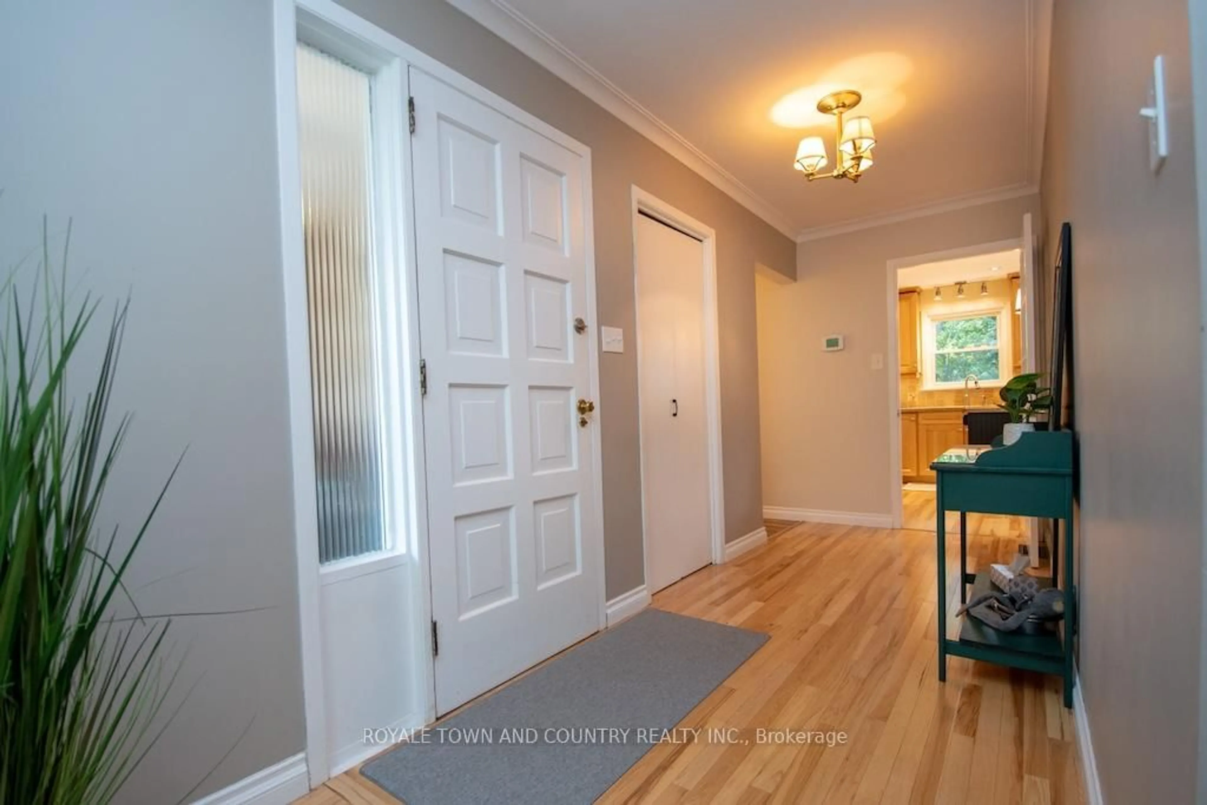 Indoor entryway for 19 Adelaide St, Kawartha Lakes Ontario K9V 3J4
