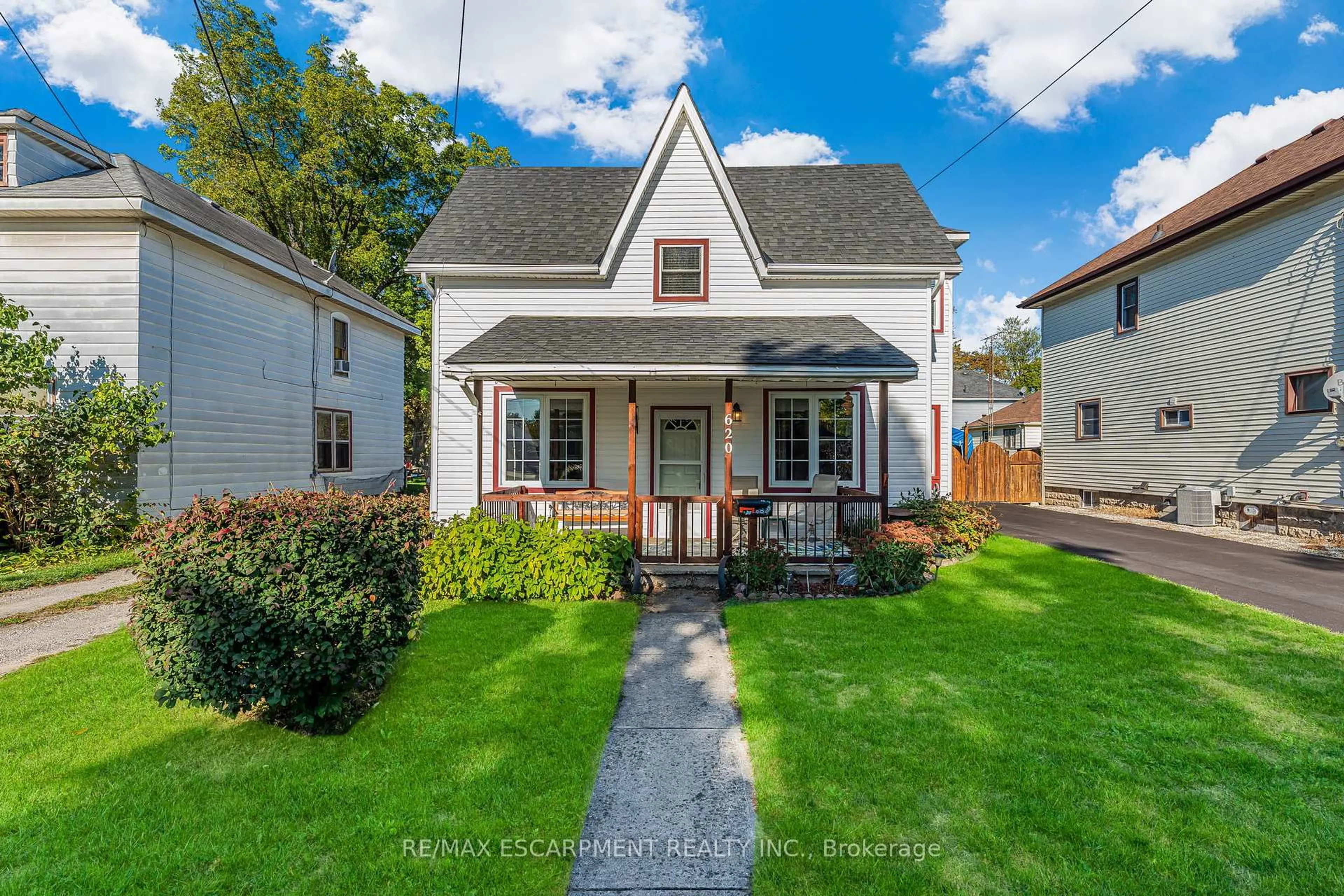 Home with vinyl exterior material, street for 620 CEDAR St, Haldimand Ontario N1A 2J6