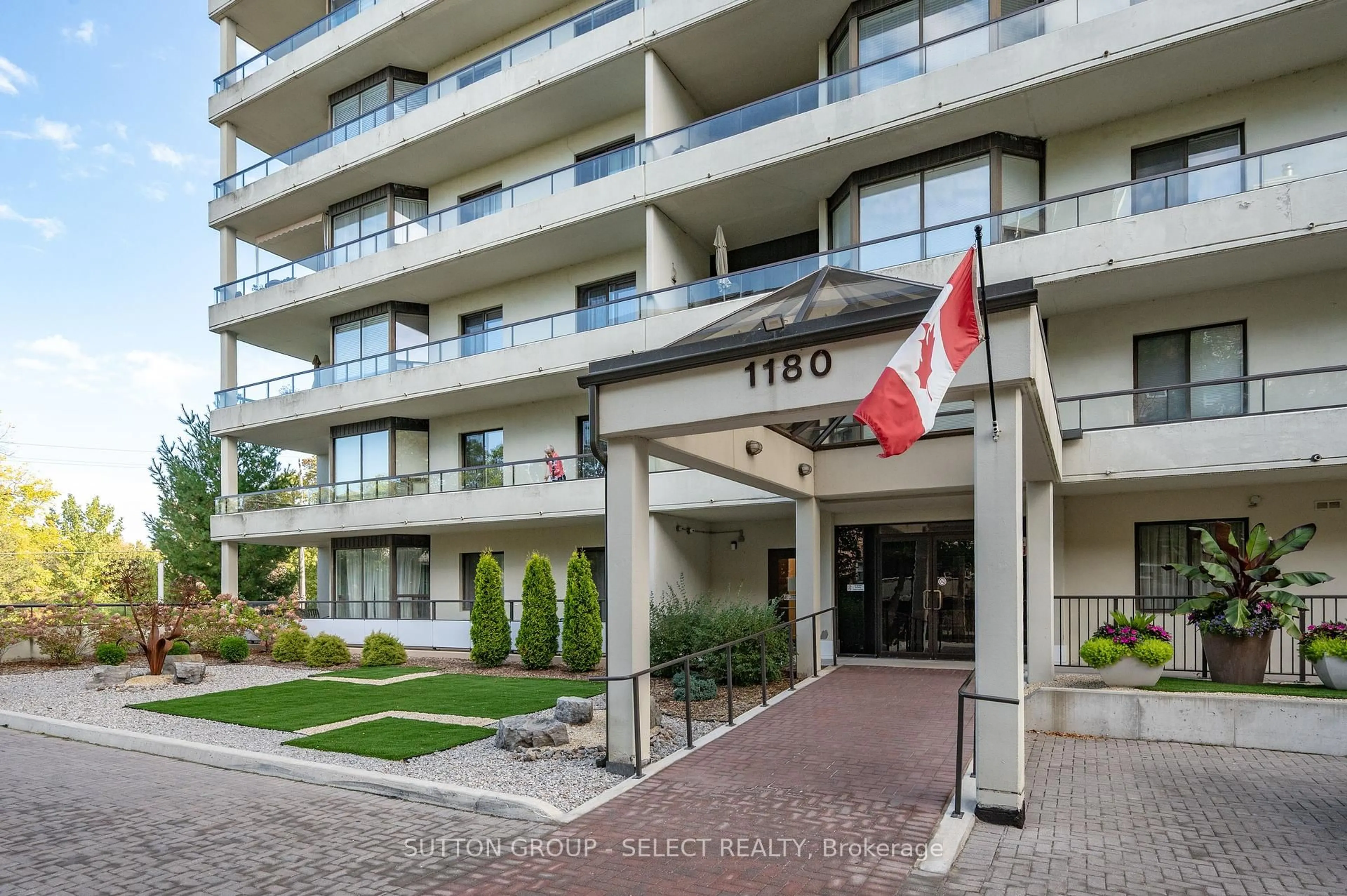 Patio, building for 1180 COMMISSIONERS Rd #505, London South Ontario N6K 4J2