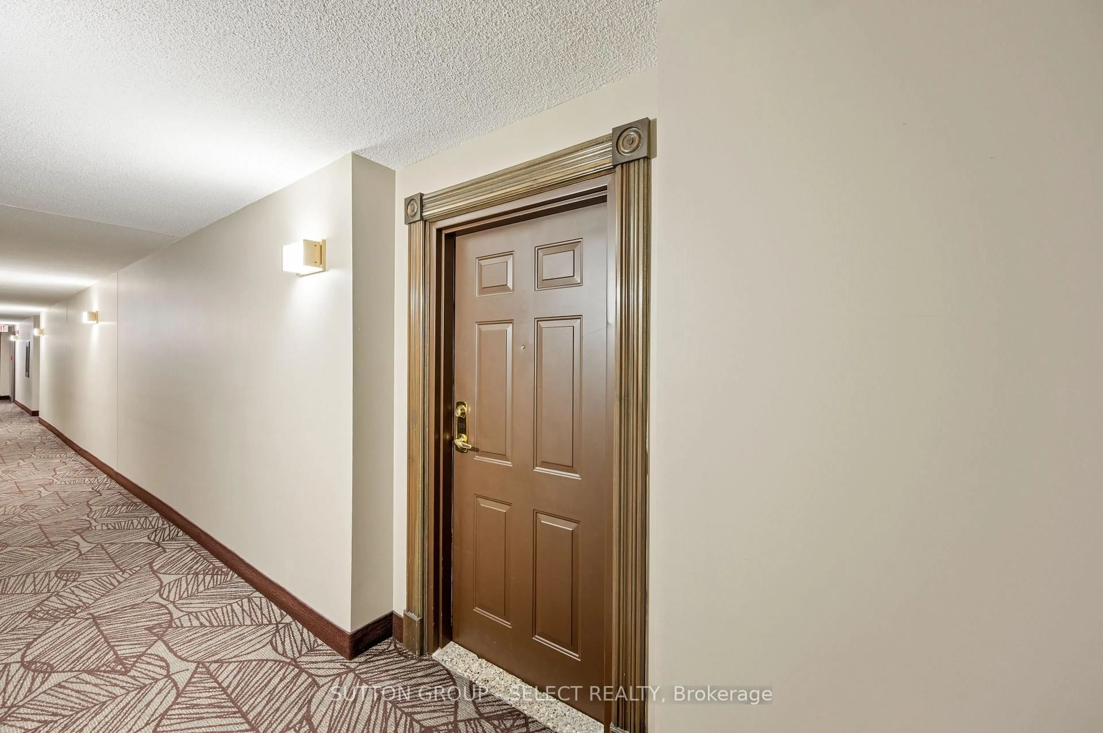 Indoor foyer for 1180 COMMISSIONERS Rd #505, London South Ontario N6K 4J2