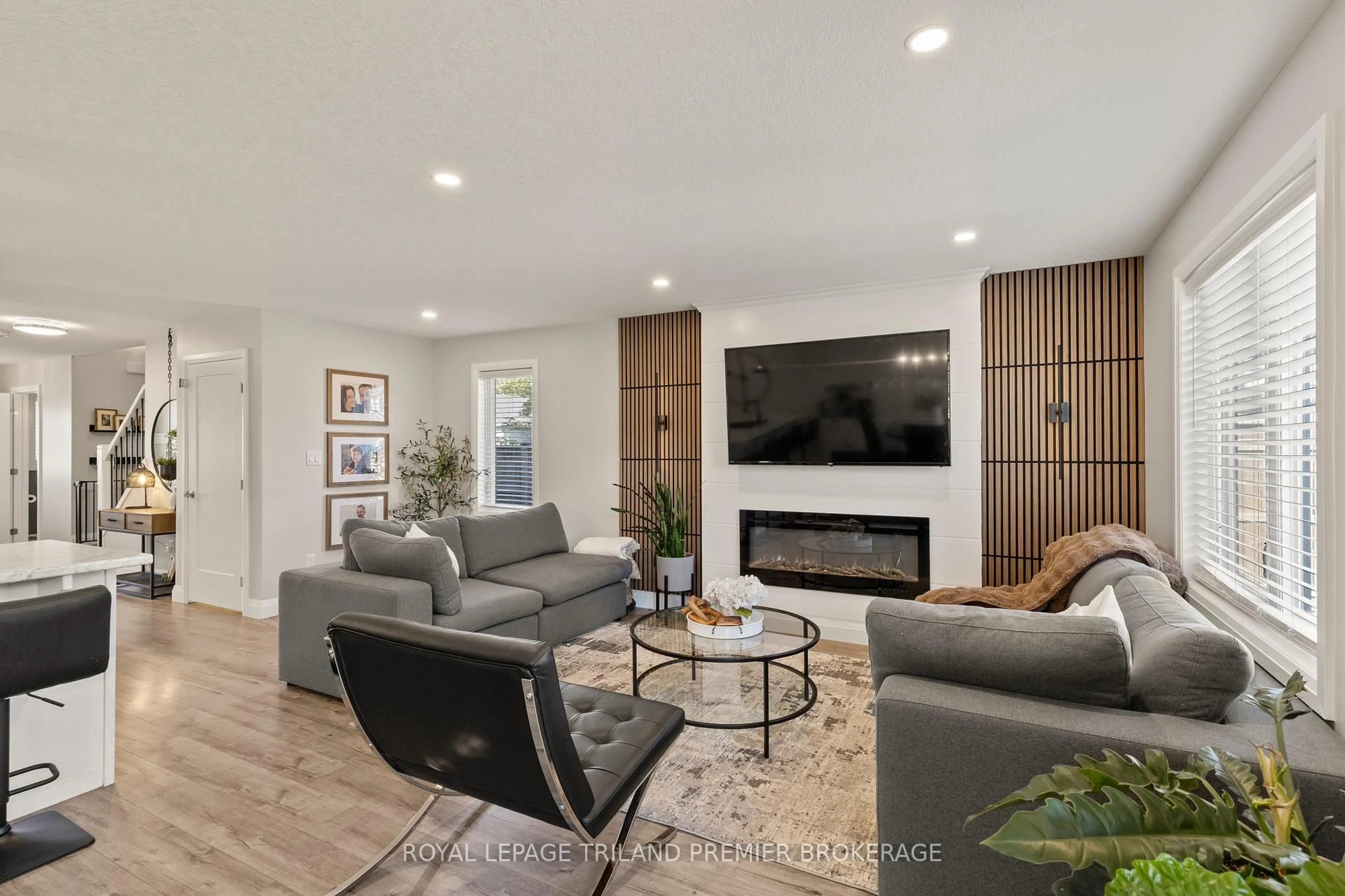 Living room with furniture, unknown for 40 Reeves Rd, Ingersoll Ontario N5C 0E2