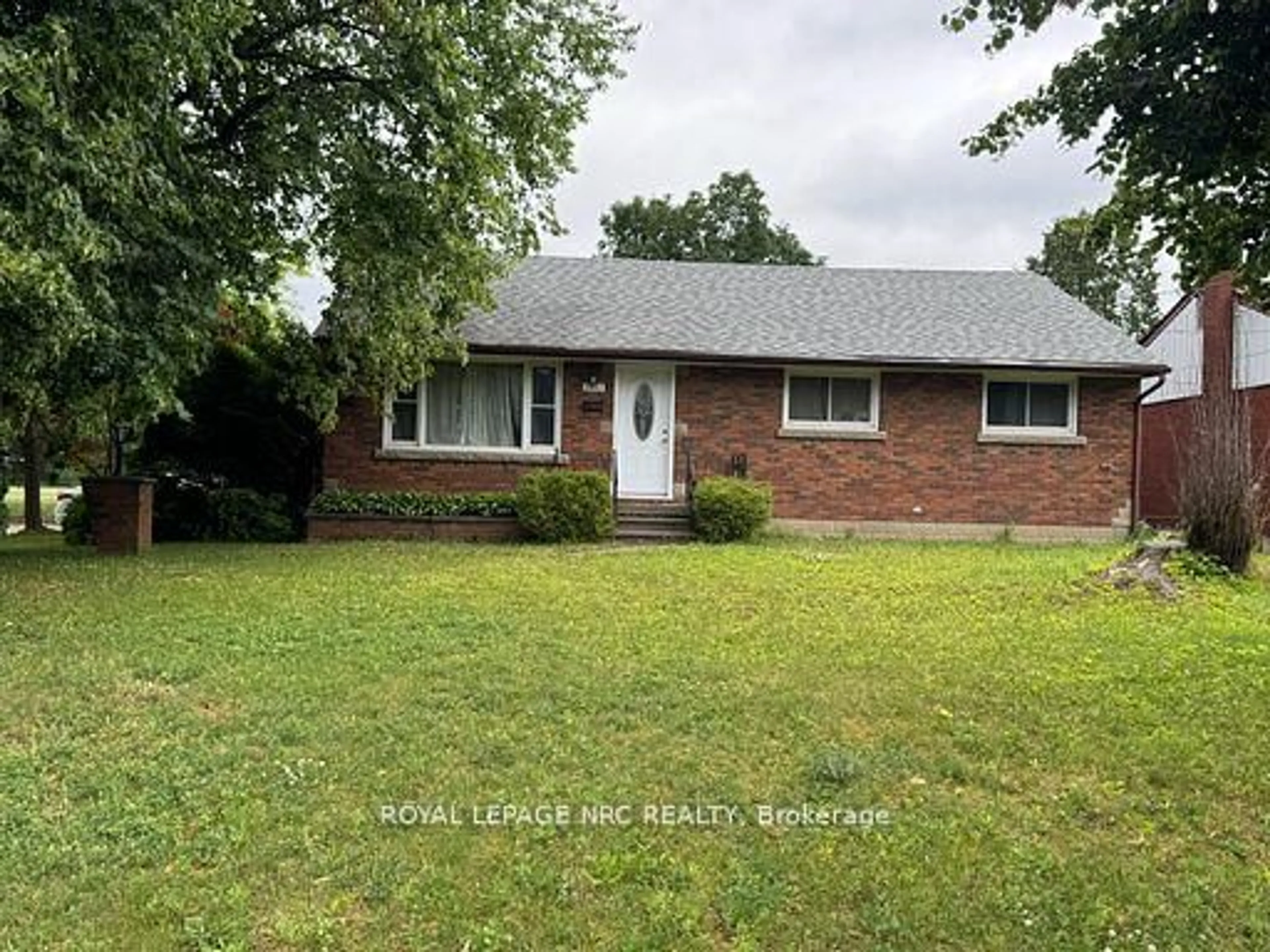 Home with brick exterior material, street for 6437 Margaret St, Niagara Falls Ontario L2G 2T6