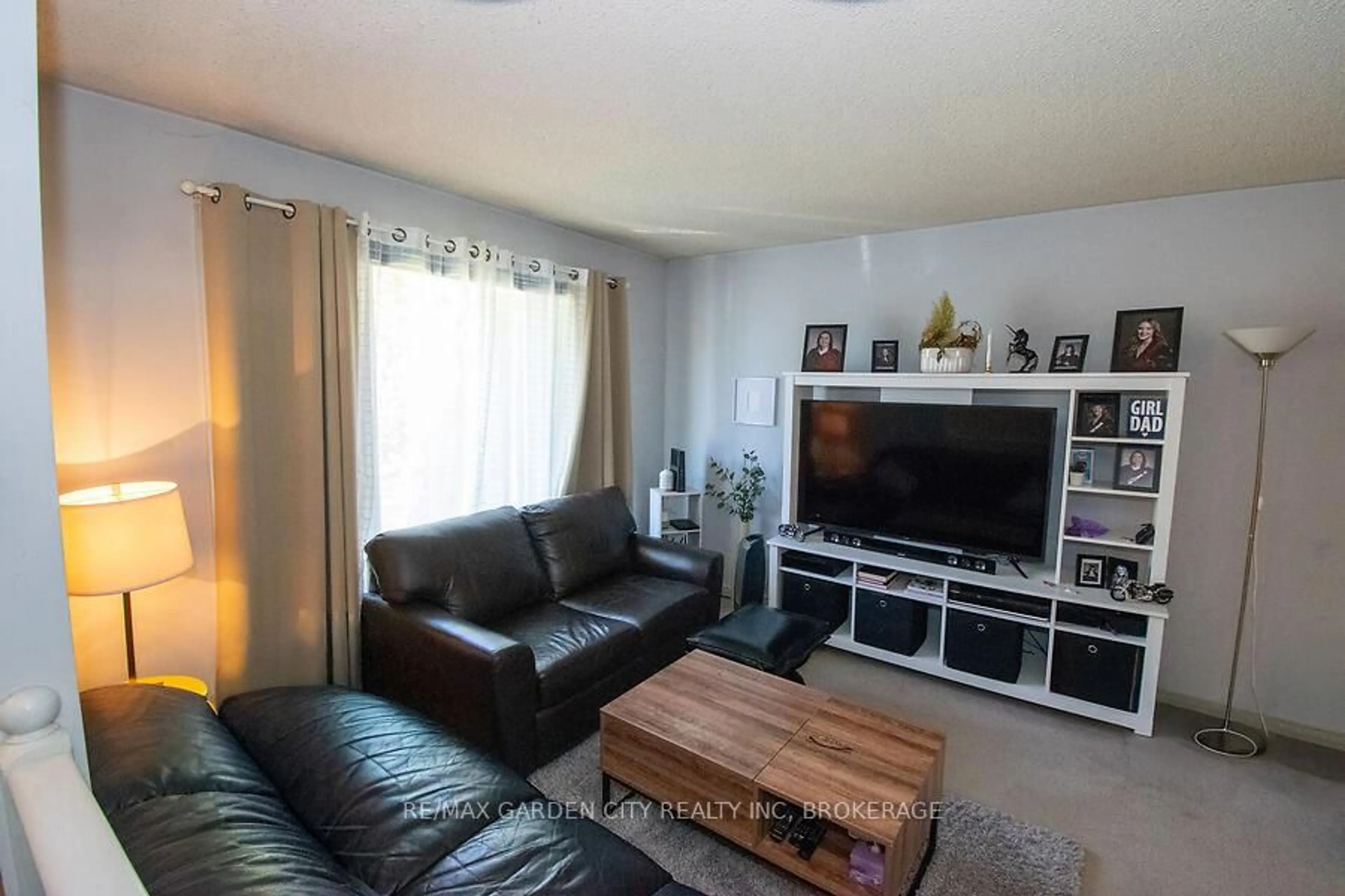 Living room with furniture, wood/laminate floor for 4549 Carriage Rd, Lincoln Ontario L3J 0C2