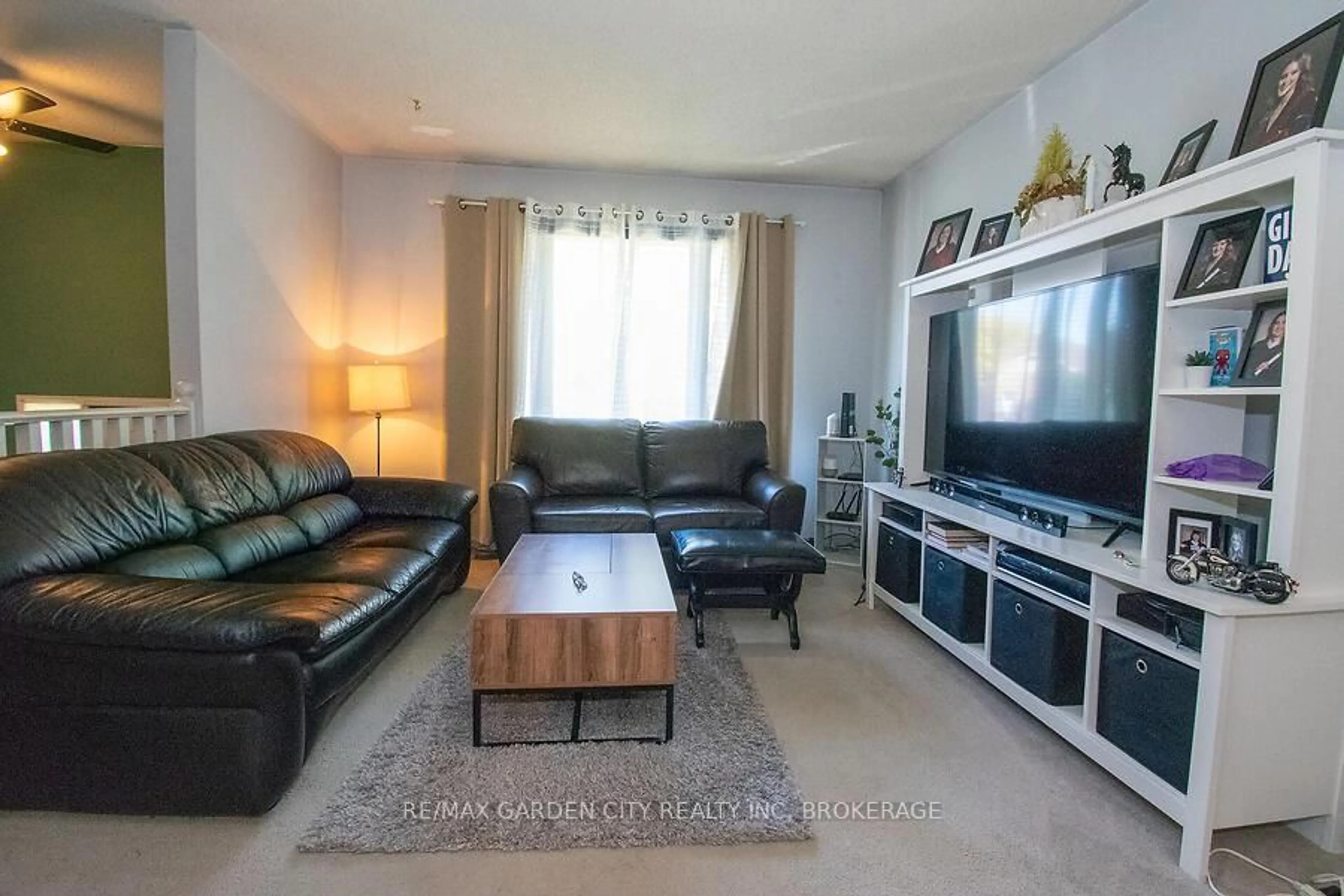 Living room with furniture, unknown for 4549 Carriage Rd, Lincoln Ontario L3J 0C2