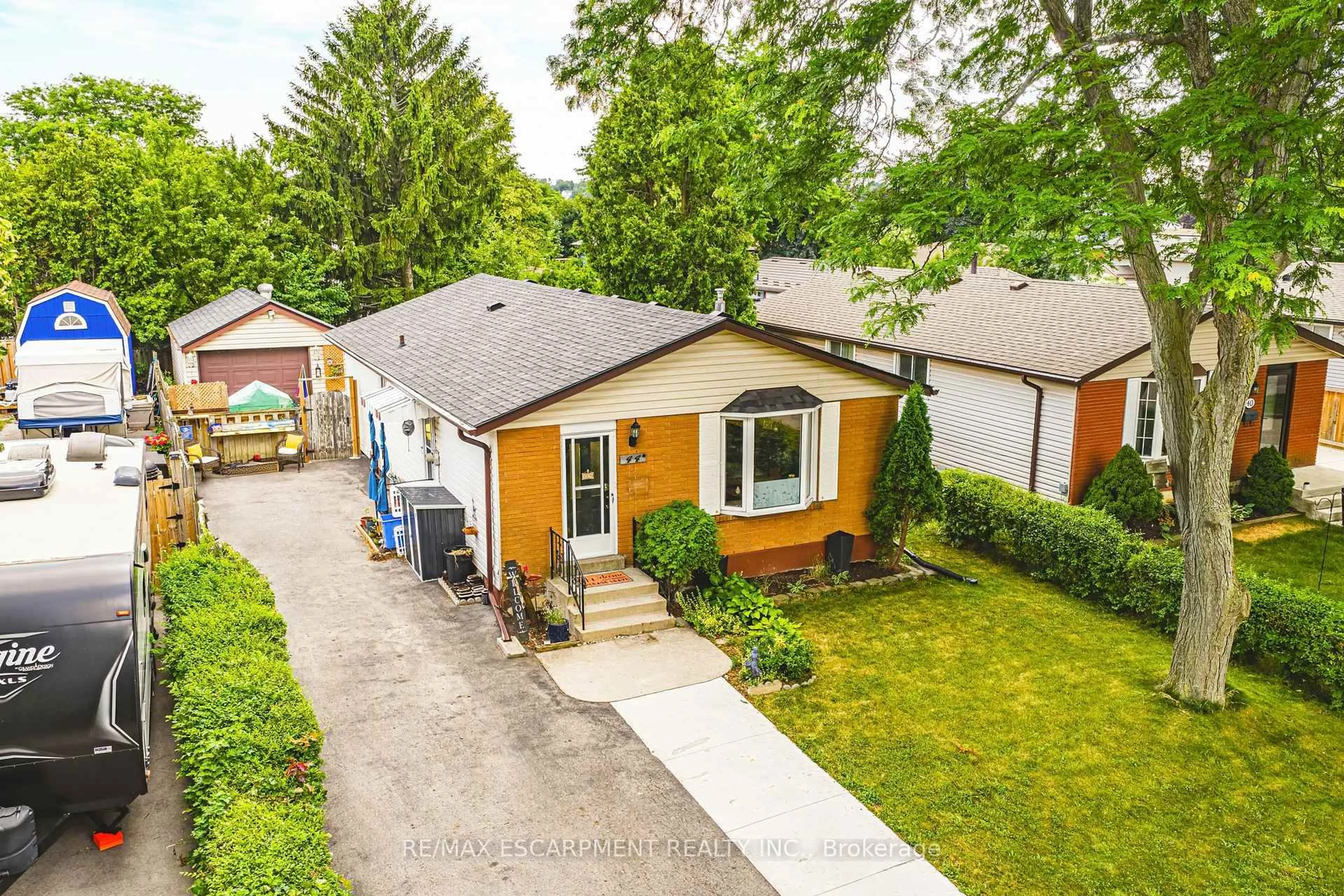 A pic from outside/outdoor area/front of a property/back of a property/a pic from drone, street for 44 BILLINGTON Cres, Hamilton Ontario L8T 4R1