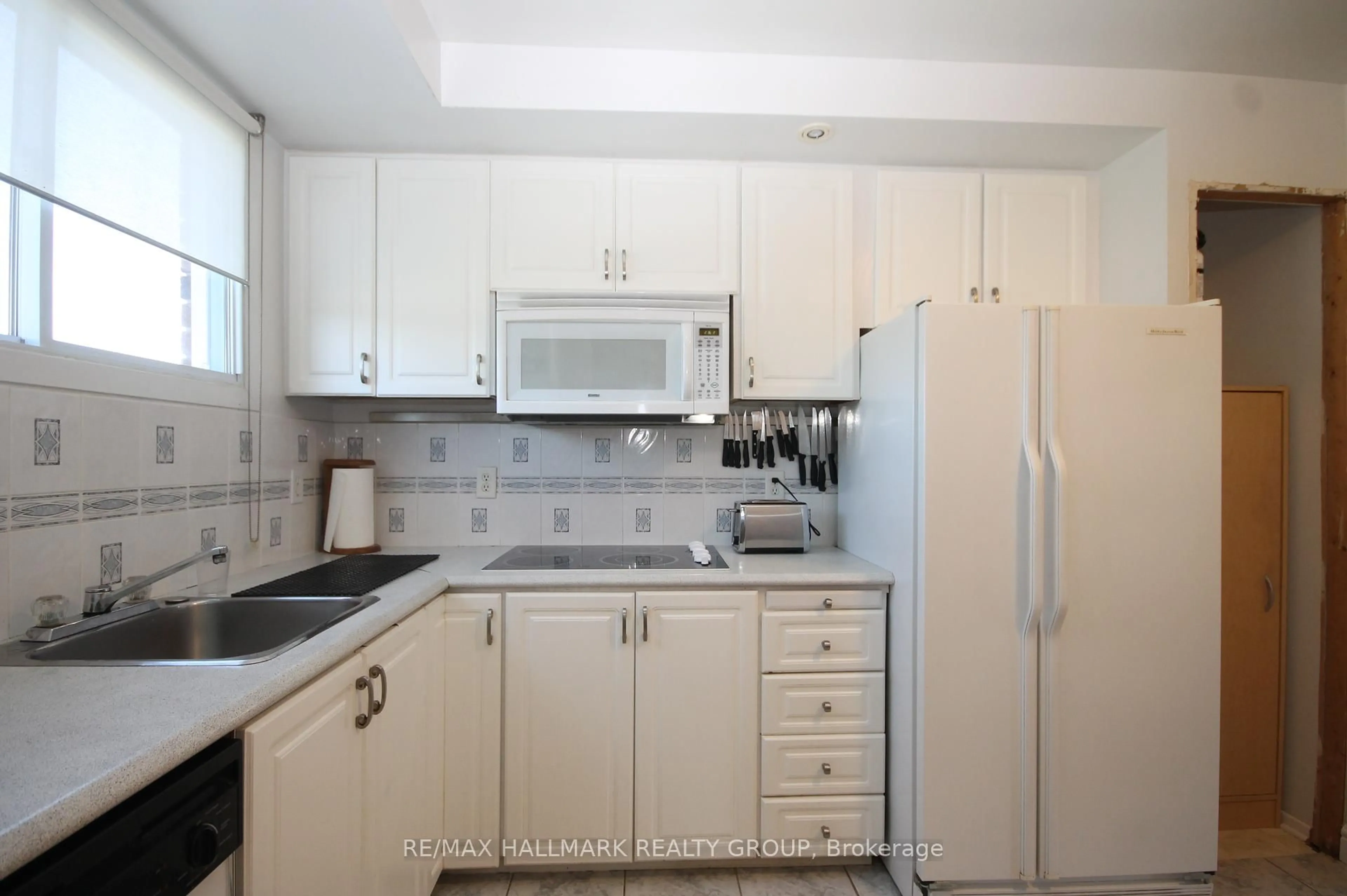 Standard kitchen, ceramic/tile floor for 49 Bellman Dr, Ottawa Ontario K2H 8S4