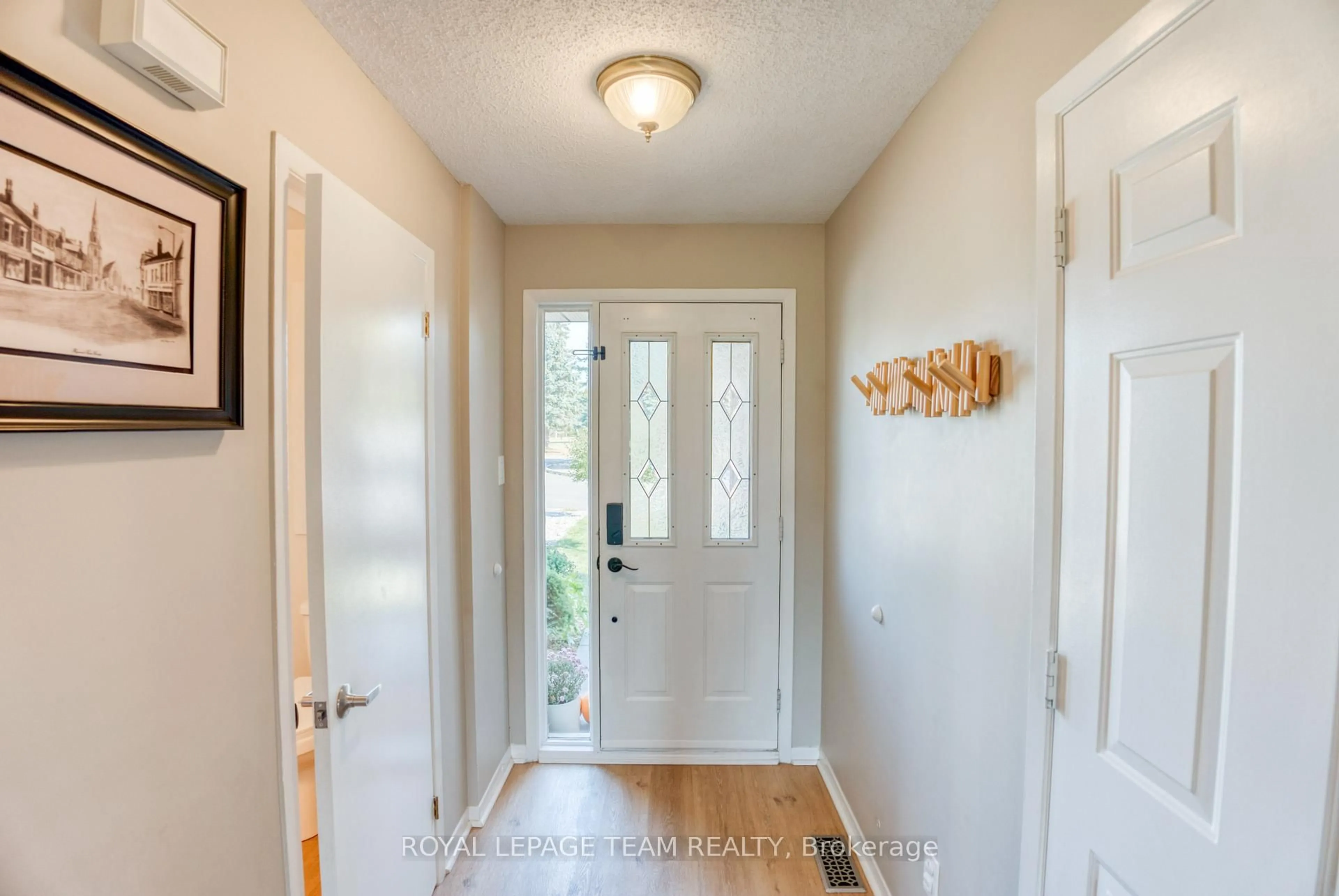 Indoor entryway for 3 Springtree Pl, Ottawa Ontario K2M 2H5