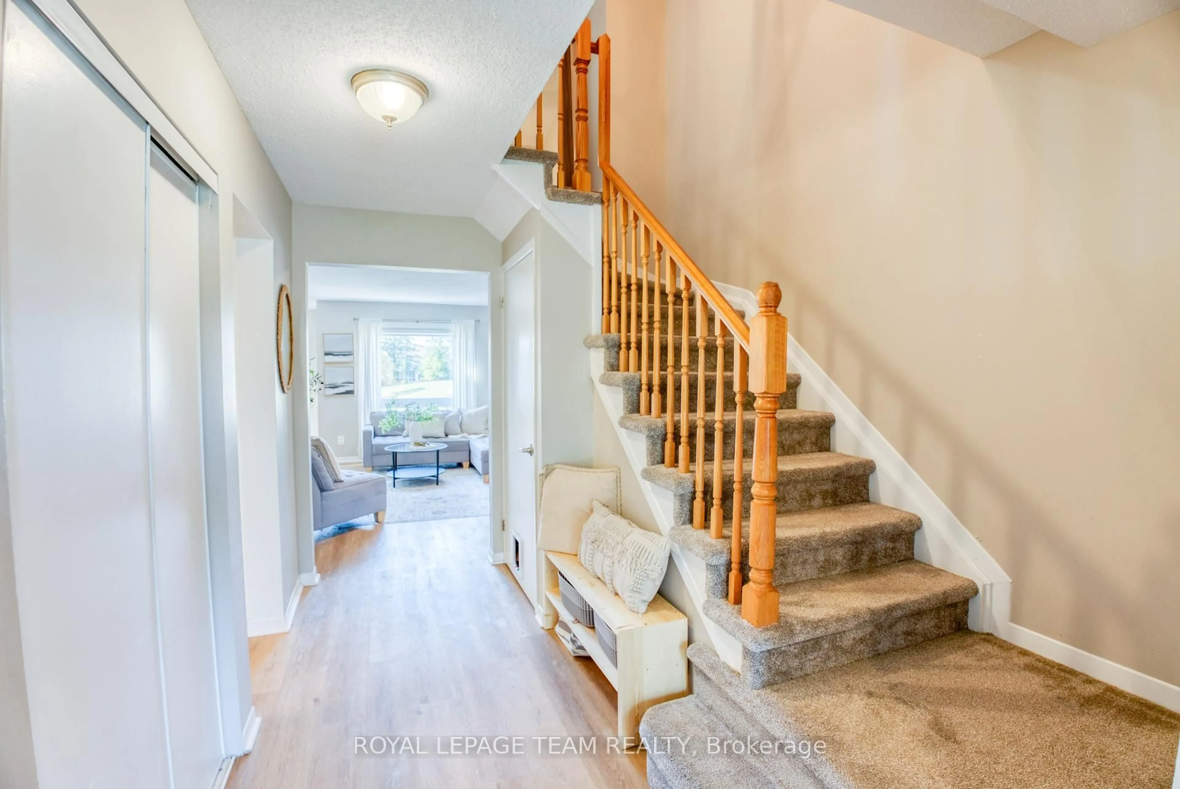 Indoor entryway for 3 Springtree Pl, Ottawa Ontario K2M 2H5