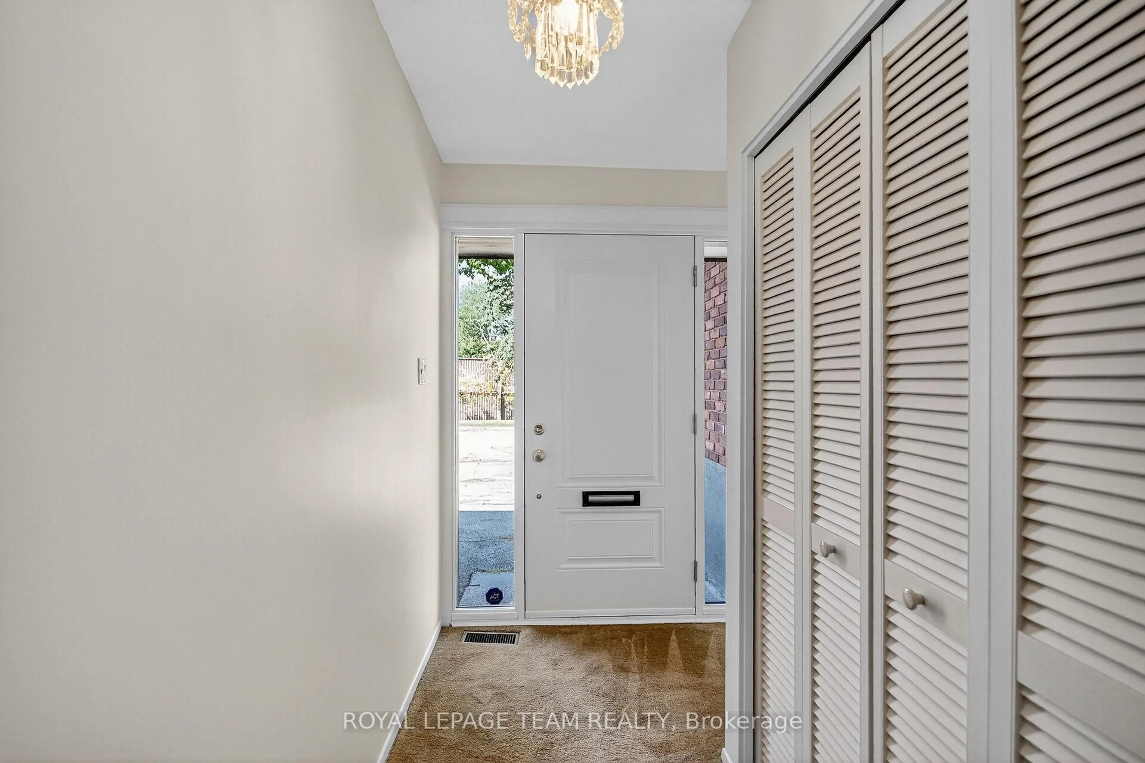 Indoor entryway for 1900 Southampton Crt, Ottawa Ontario K2C 0W3