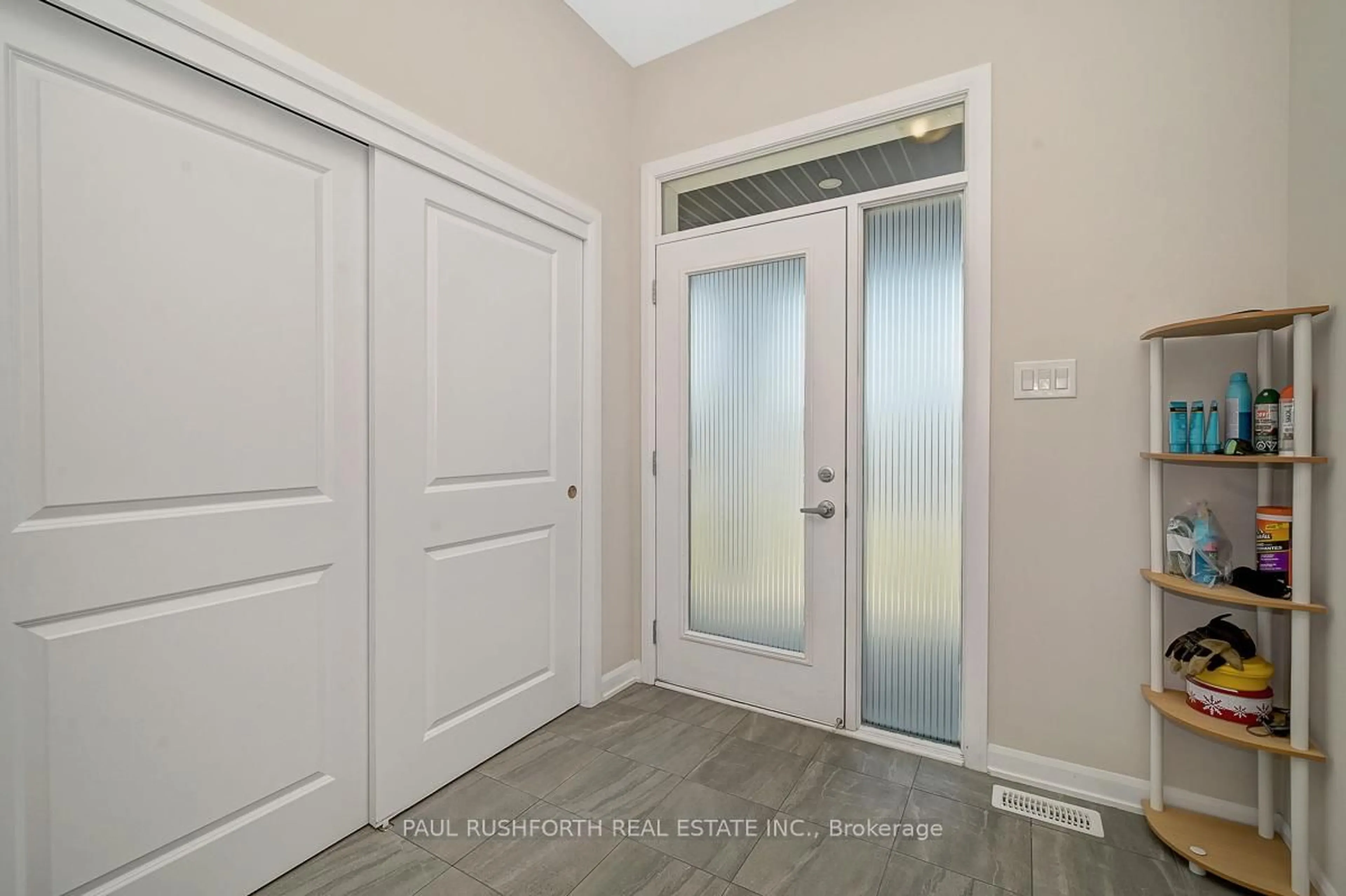 Indoor entryway for 559 Decoeur Dr, Ottawa Ontario K4A 5G7