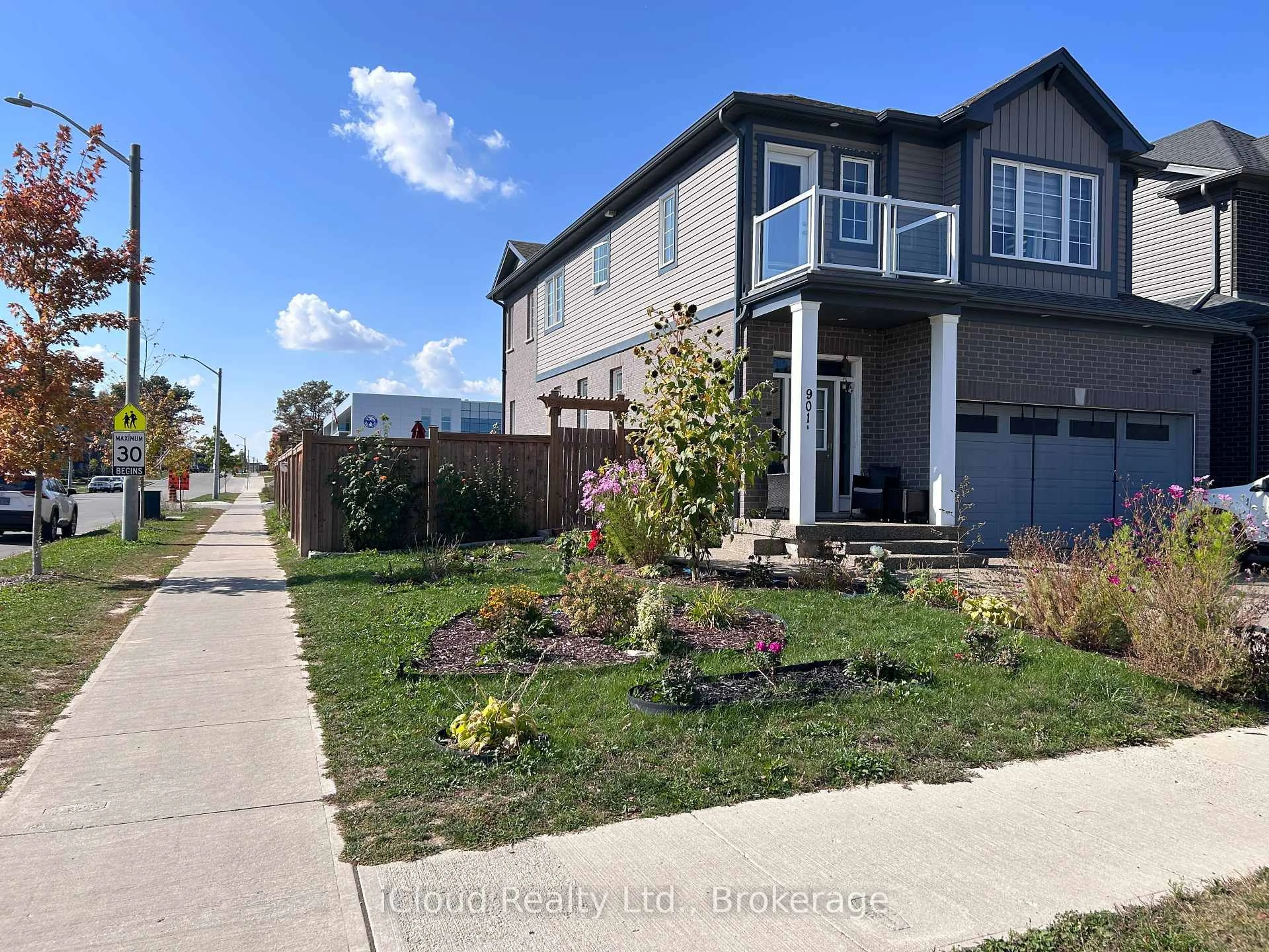 A pic from outside/outdoor area/front of a property/back of a property/a pic from drone, street for 901 Tartan Crt, Kitchener Ontario N2R 0N2