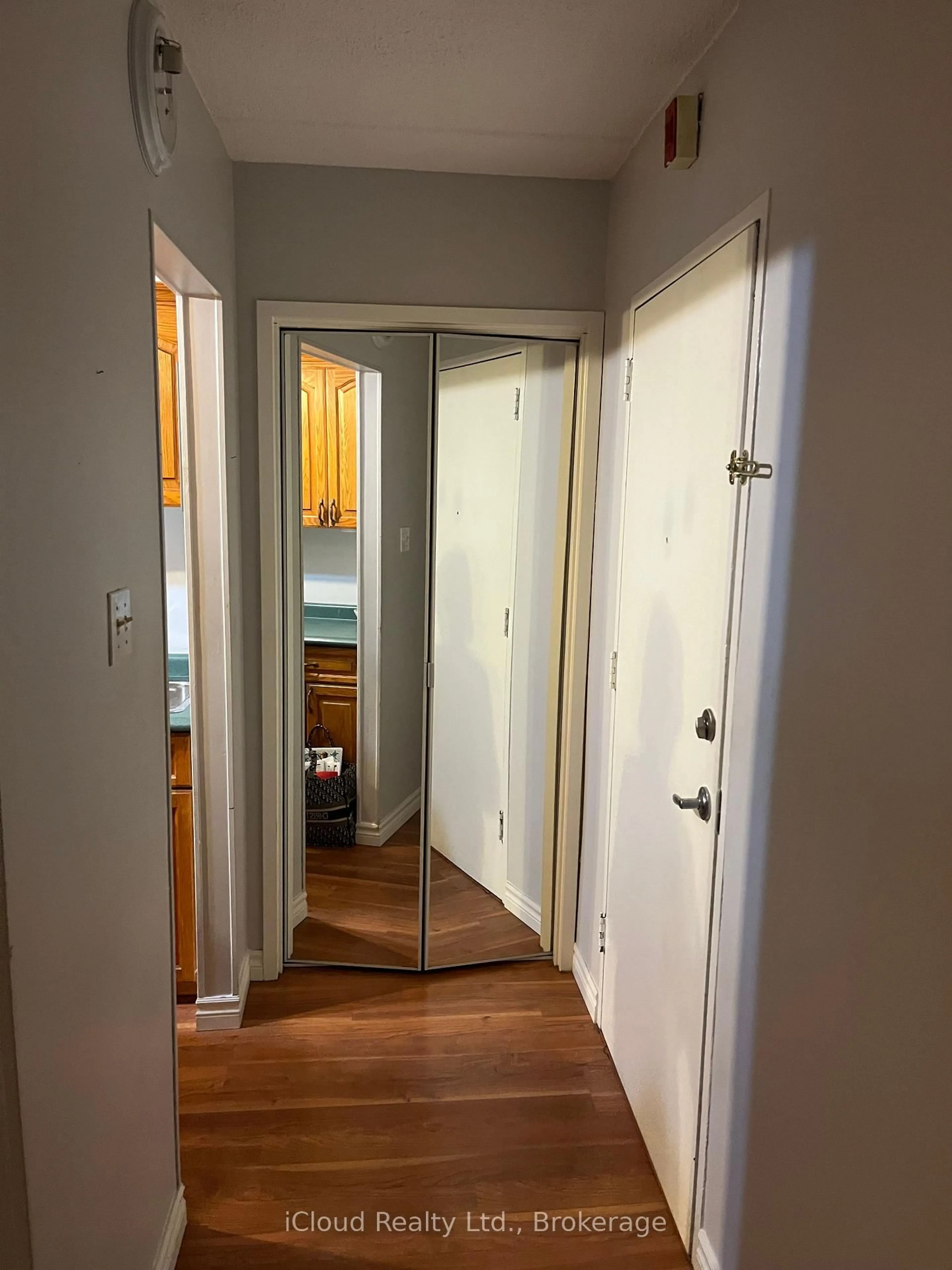 Indoor entryway for 196 Scott St #202, St. Catharines Ontario L2N 5T2