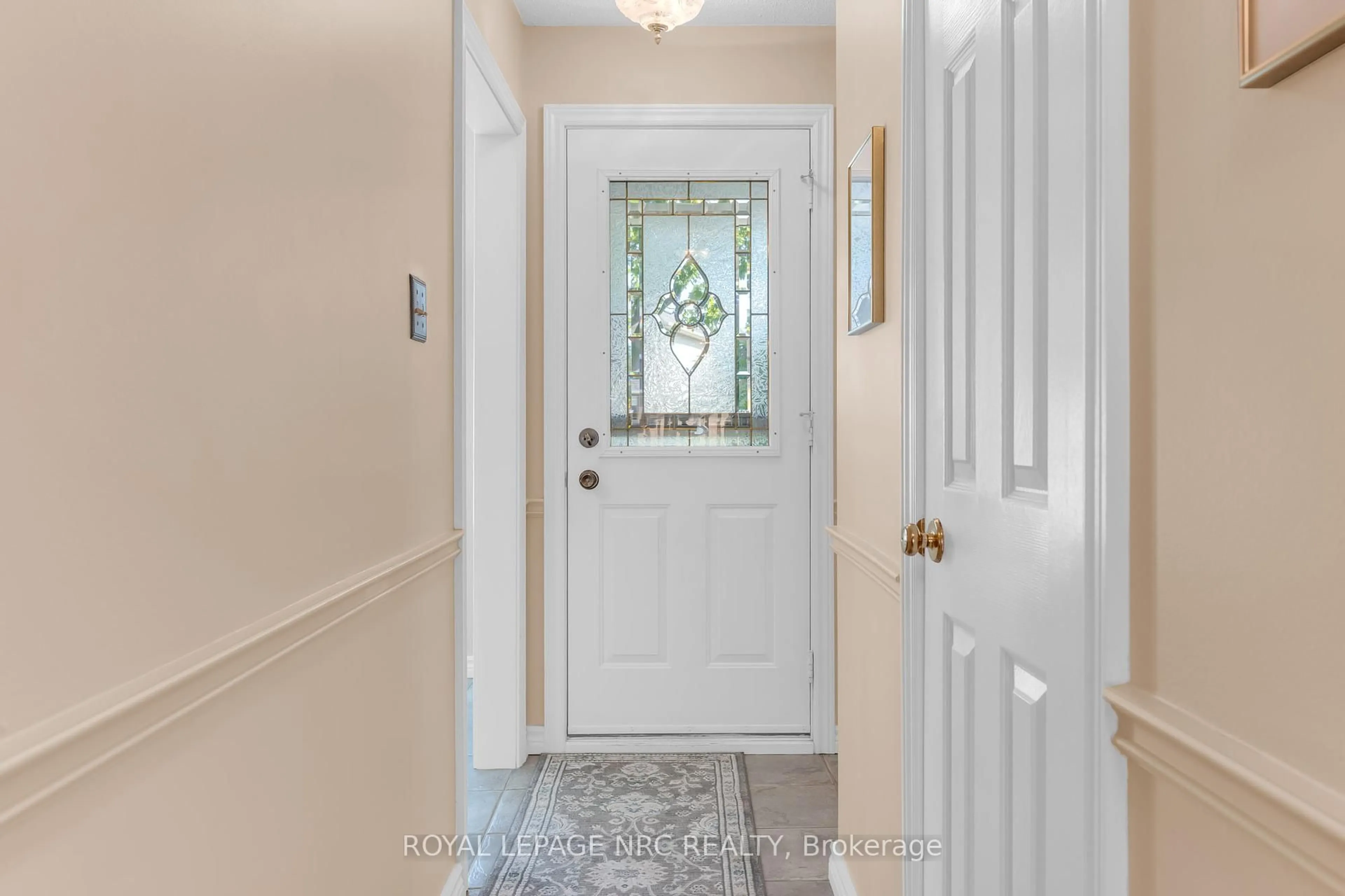 Indoor entryway for 15 Ellington Ave #3, Hamilton Ontario L8E 4P3