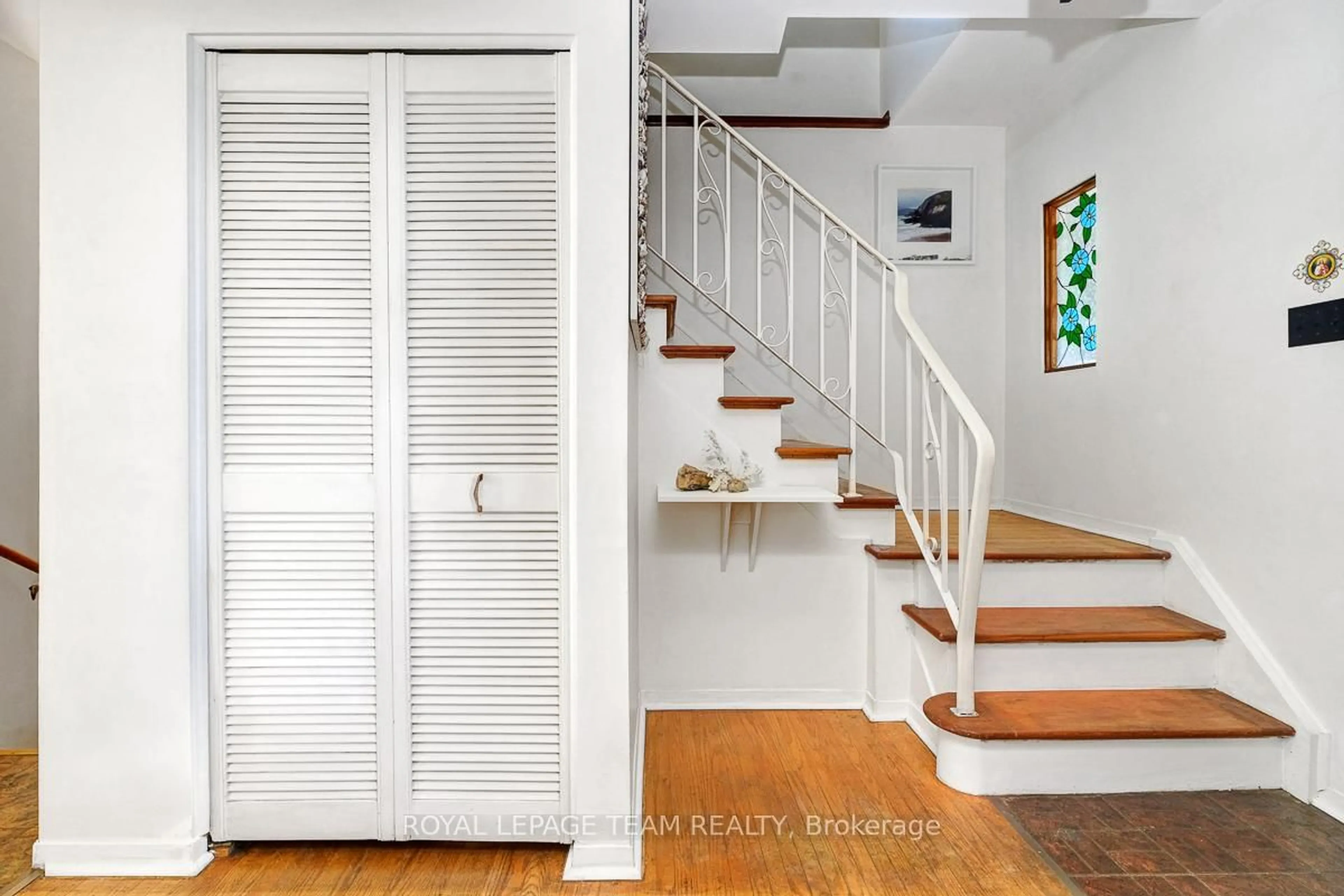Indoor entryway for 1154 Brookfield Rd, Ottawa Ontario K1V 6H7