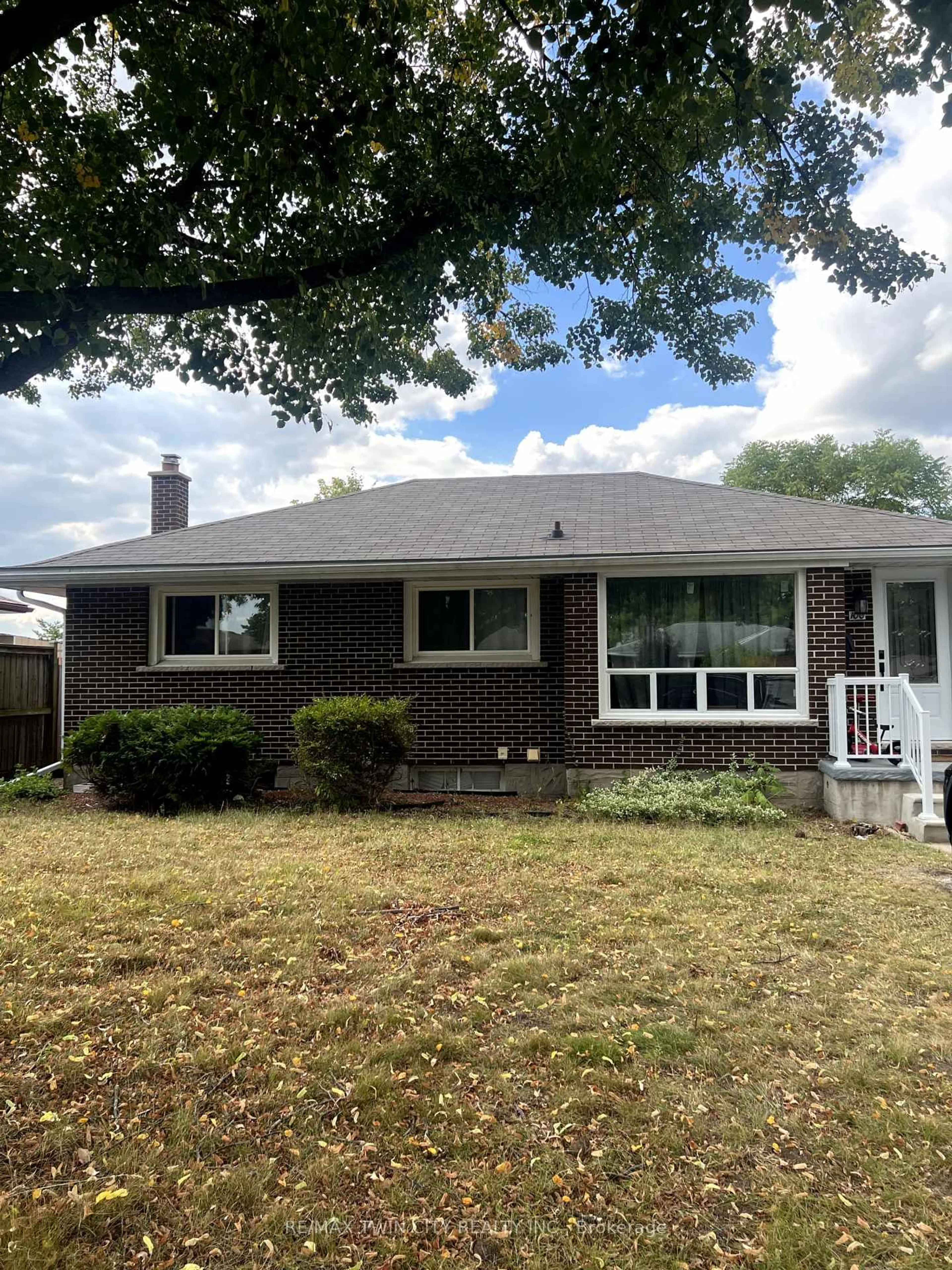 Home with vinyl exterior material, street for 100 Lauris Ave, Cambridge Ontario N1R 5L4