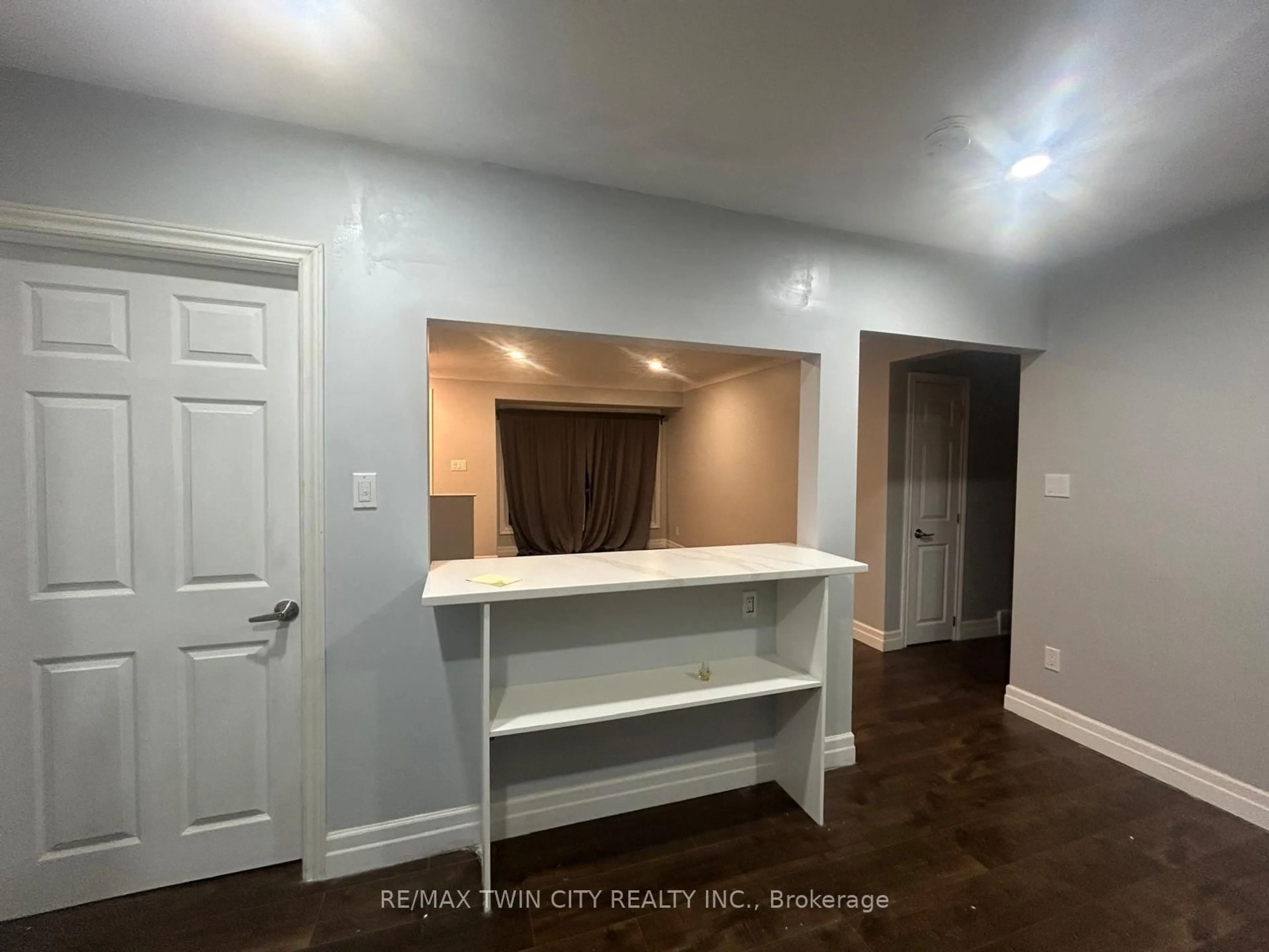 Indoor entryway for 100 Lauris Ave, Cambridge Ontario N1R 5L4