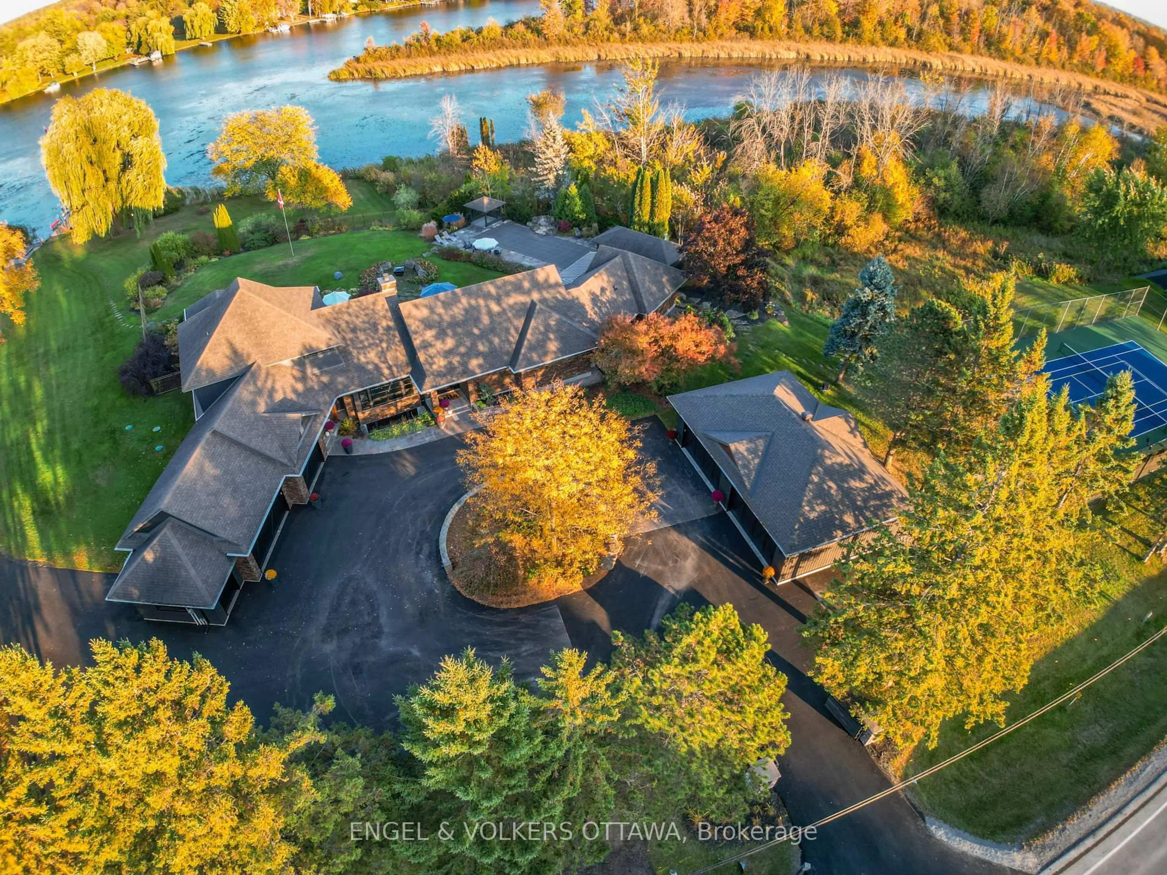 A pic from outside/outdoor area/front of a property/back of a property/a pic from drone, water/lake/river/ocean view for 6351 Rideau Valley Dr, Manotick Ontario K4M 1B3