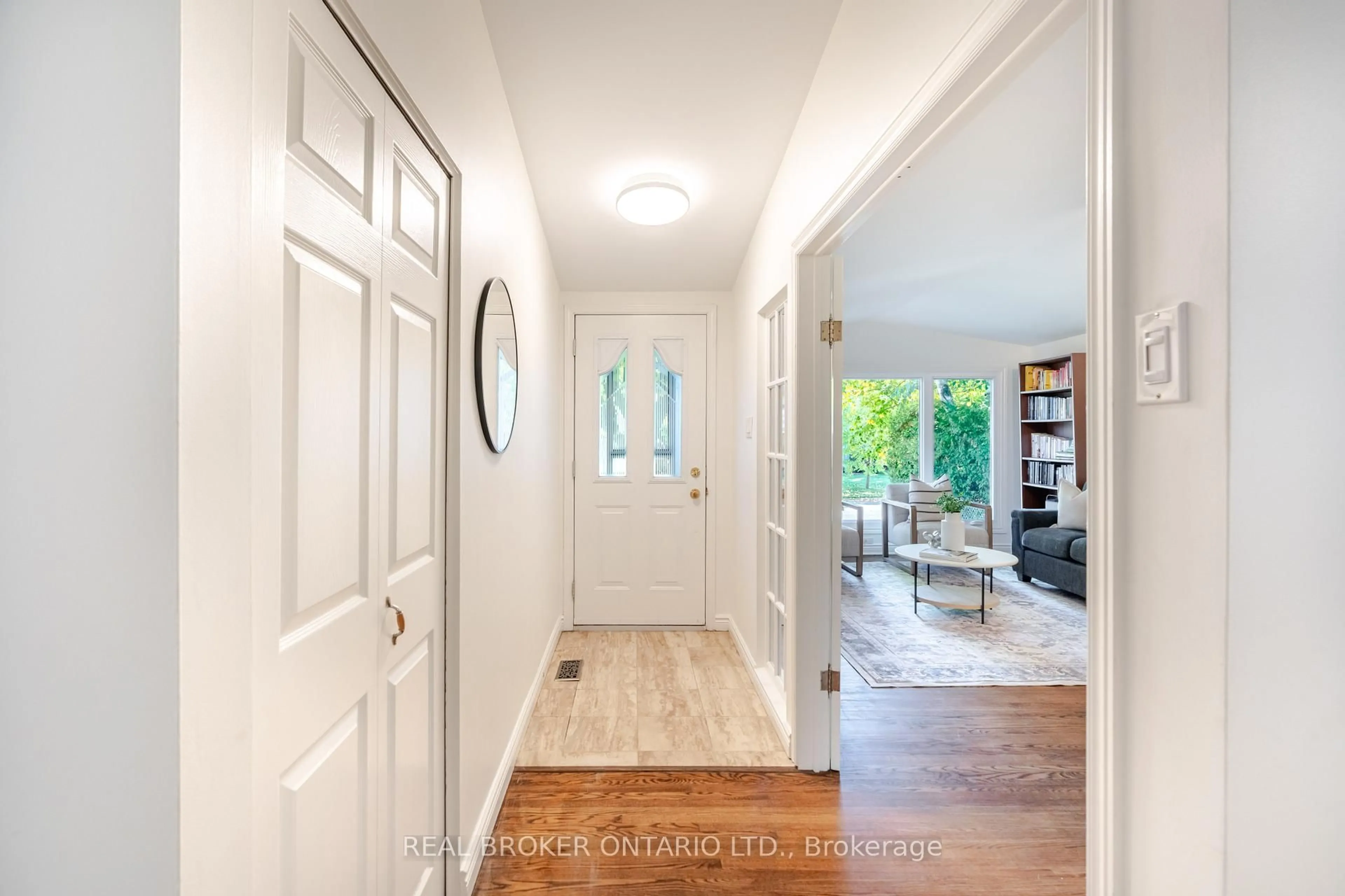 Indoor entryway for 2070 Cornish St, Ottawa Ontario K1G 2R8
