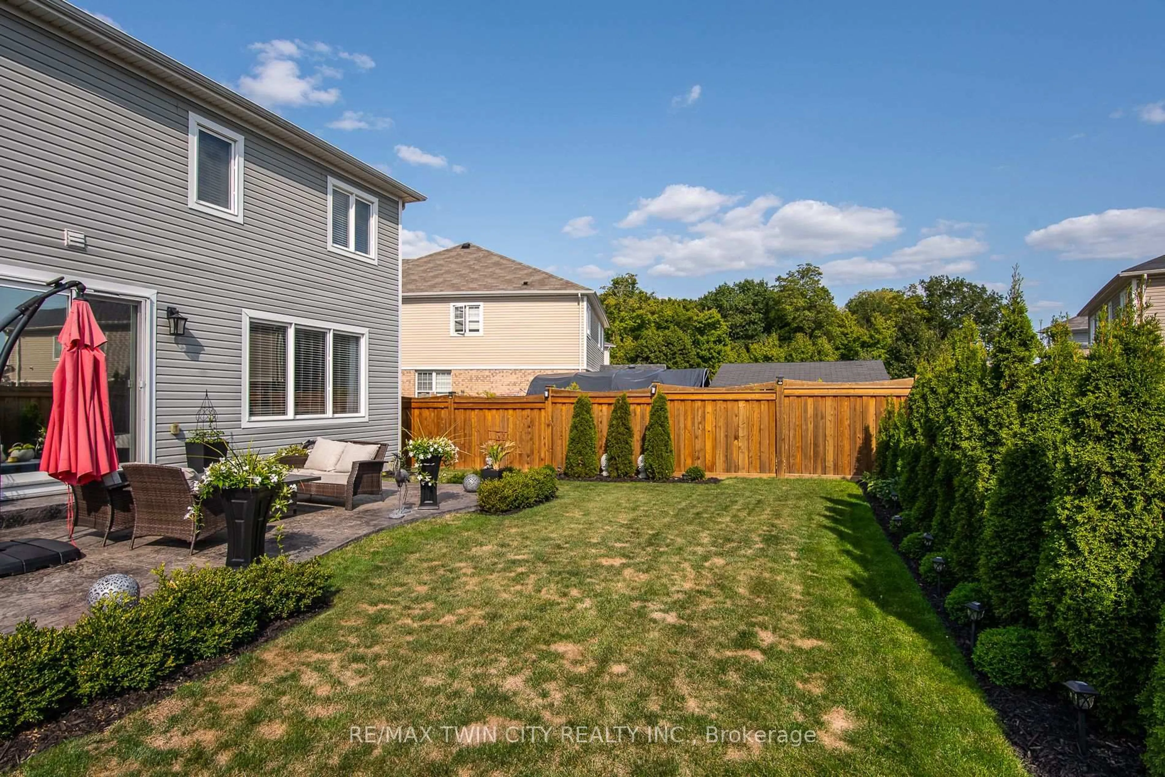 Patio, street for 232 Shady Glen Cres, Kitchener Ontario N2R 1P6