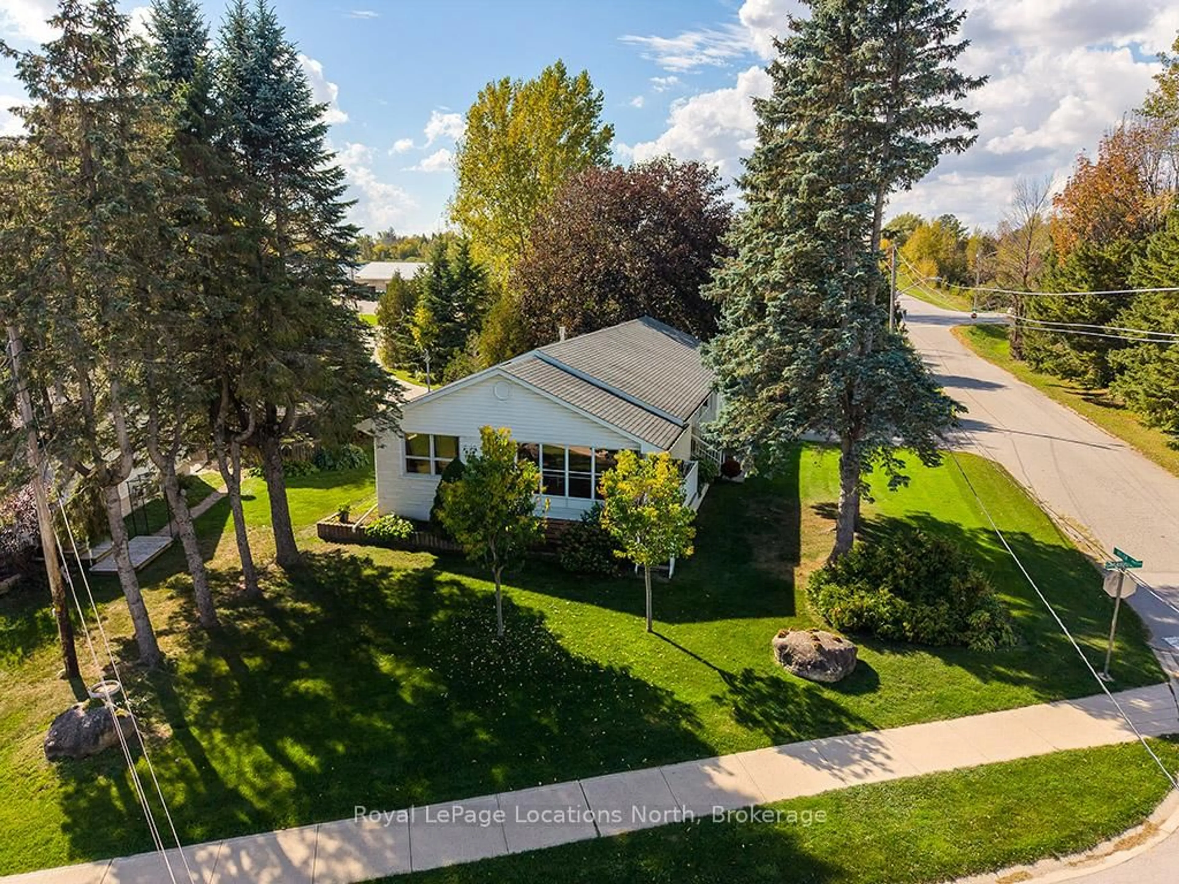 A pic from outside/outdoor area/front of a property/back of a property/a pic from drone, street for 500 Grandview Dr, Meaford Ontario N4L 1K1
