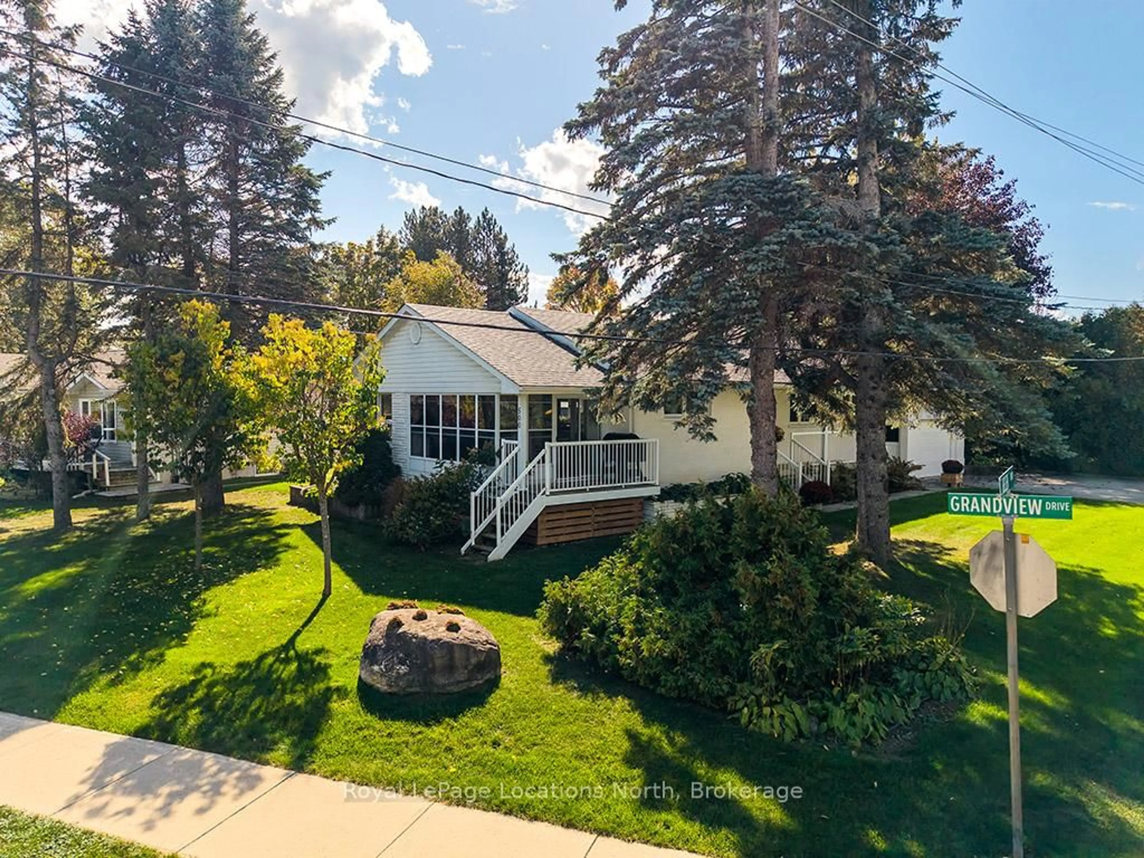 A pic from outside/outdoor area/front of a property/back of a property/a pic from drone, street for 500 Grandview Dr, Meaford Ontario N4L 1K1