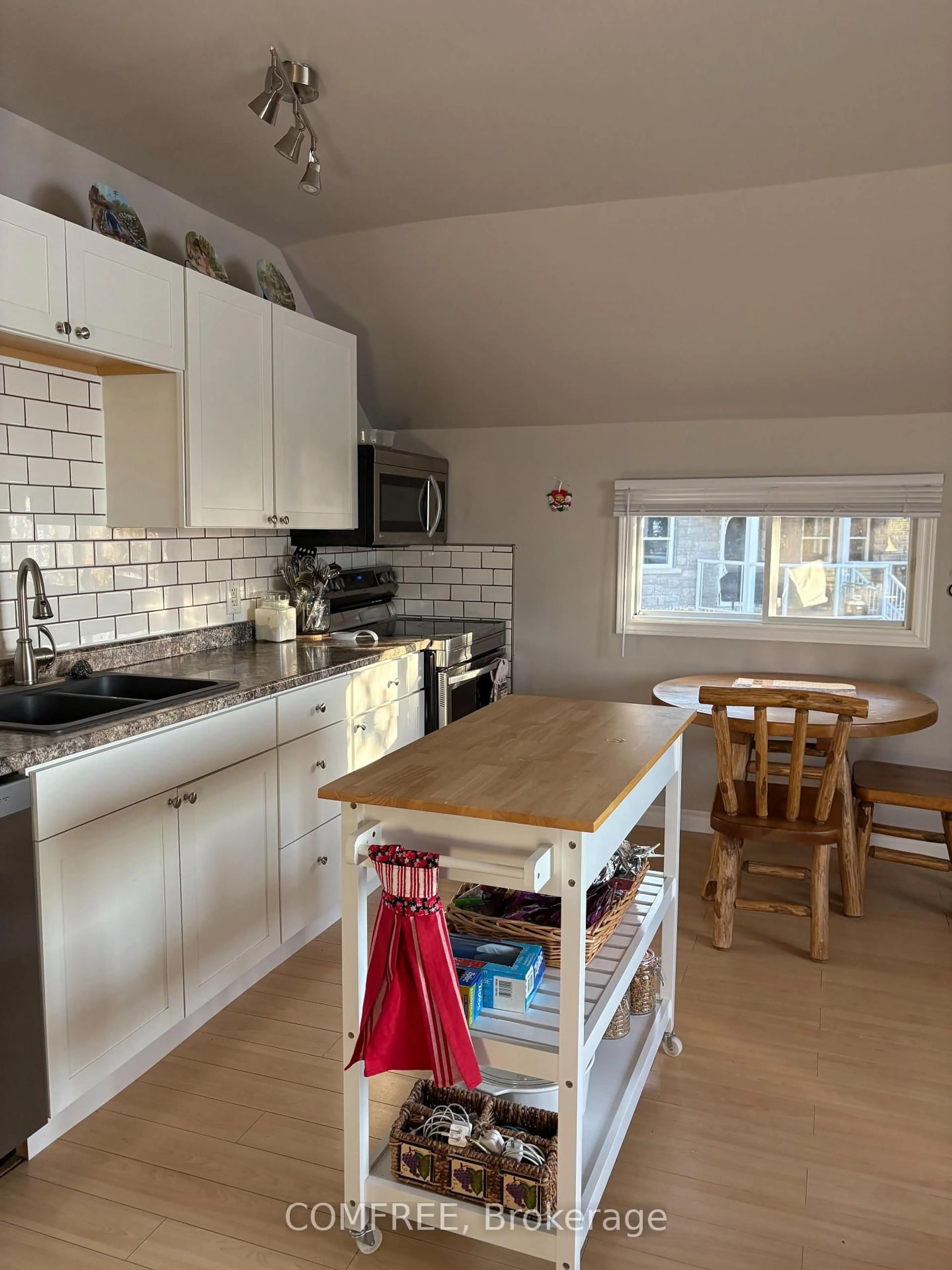 Standard kitchen, wood/laminate floor for 1168 C West Bywy, Greater Sudbury Ontario P0M 1H0