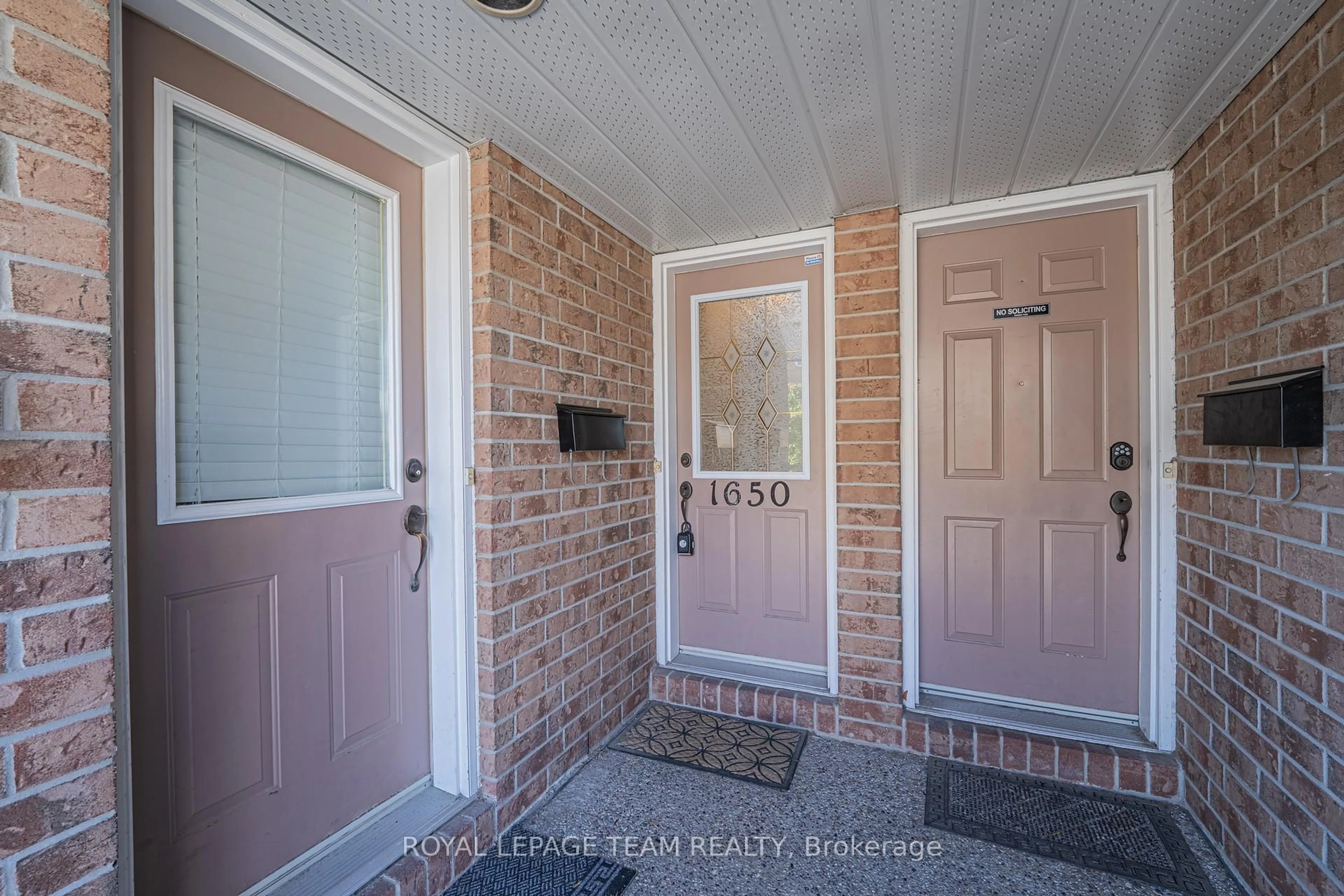 Indoor entryway for 1650 Locksley Lane, Ottawa Ontario K1J 1B6