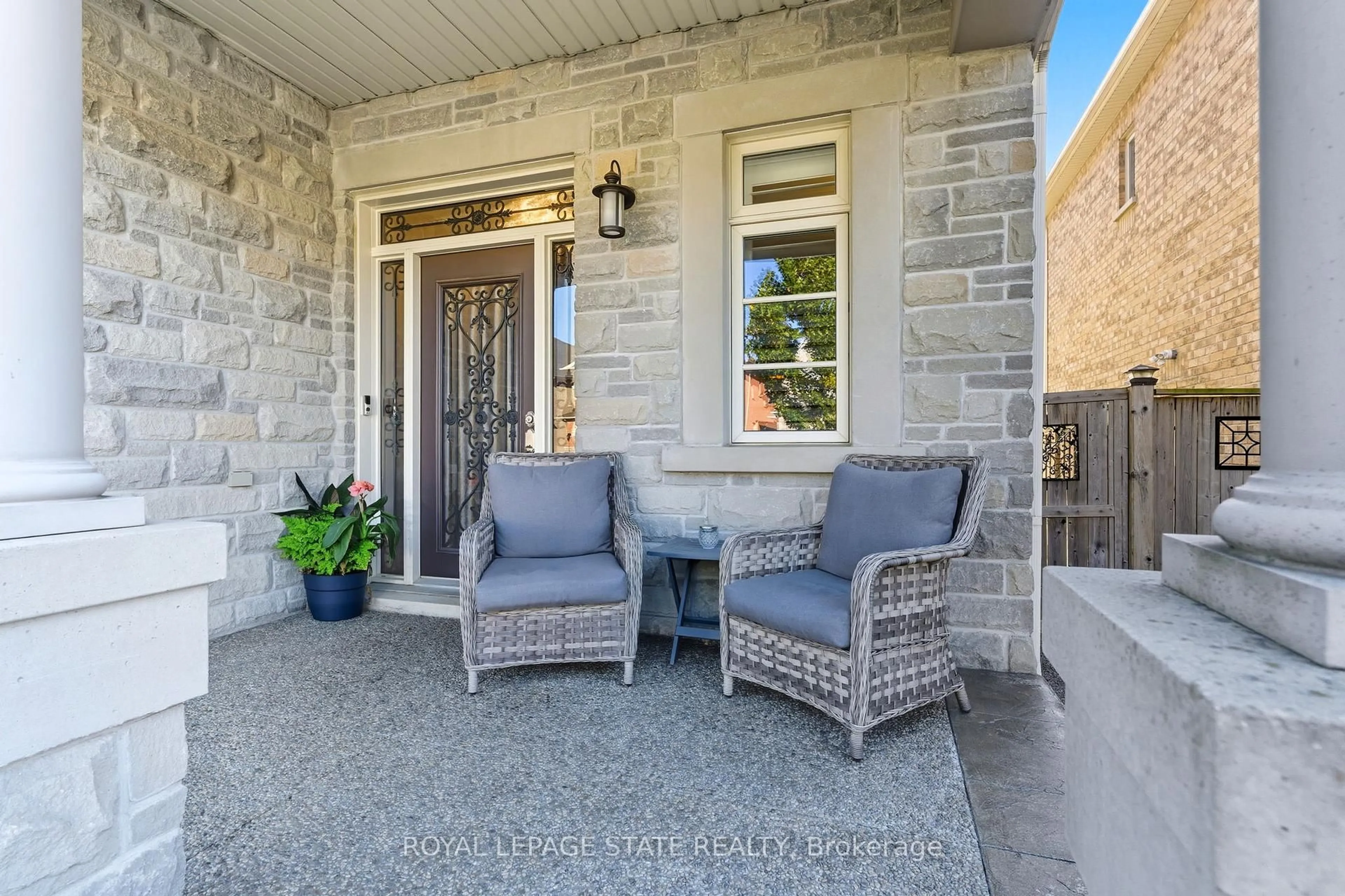 Patio, street for 15 Morning Mist Dr, Hamilton Ontario L9B 0E5