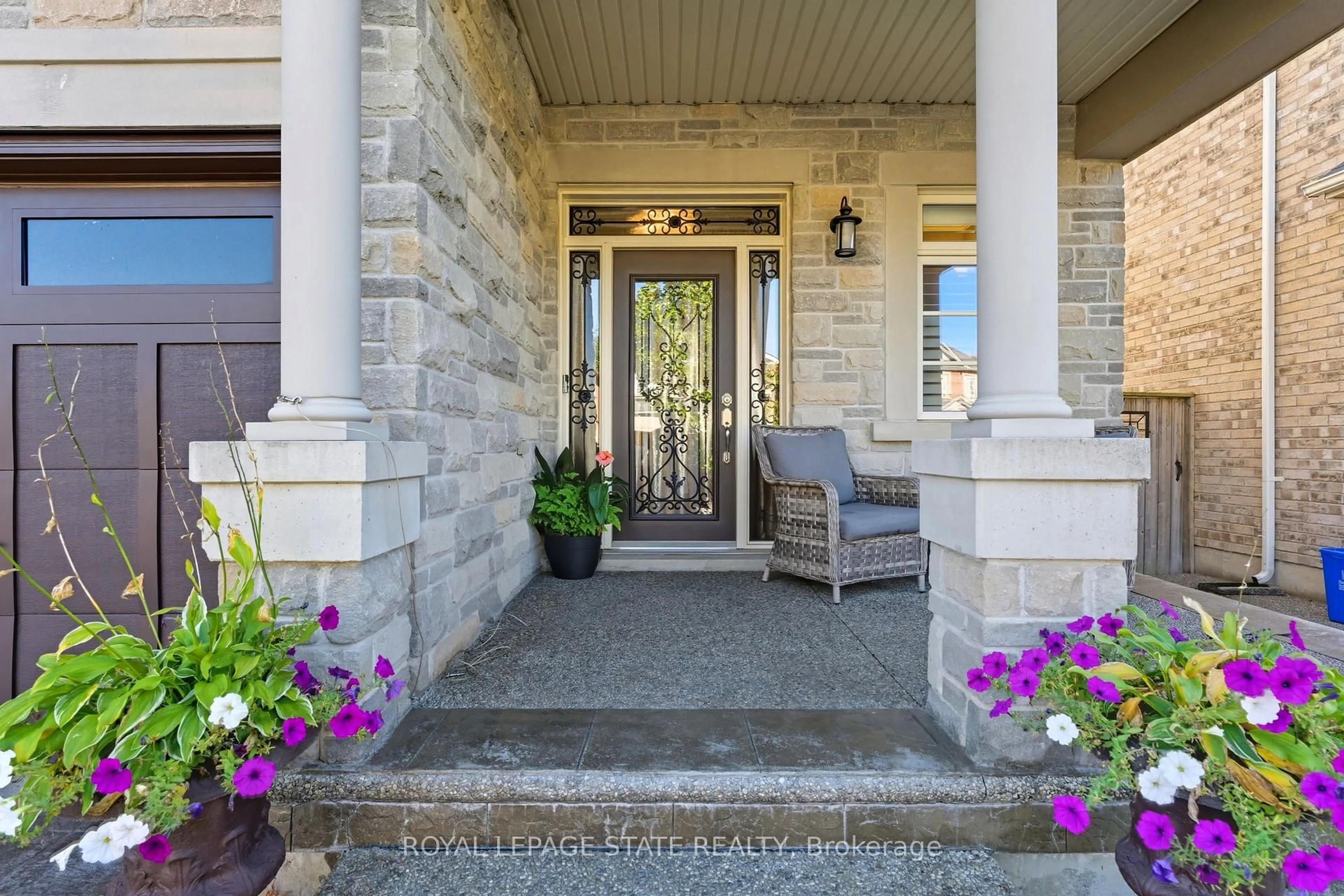 Indoor entryway for 15 Morning Mist Dr, Hamilton Ontario L9B 0E5