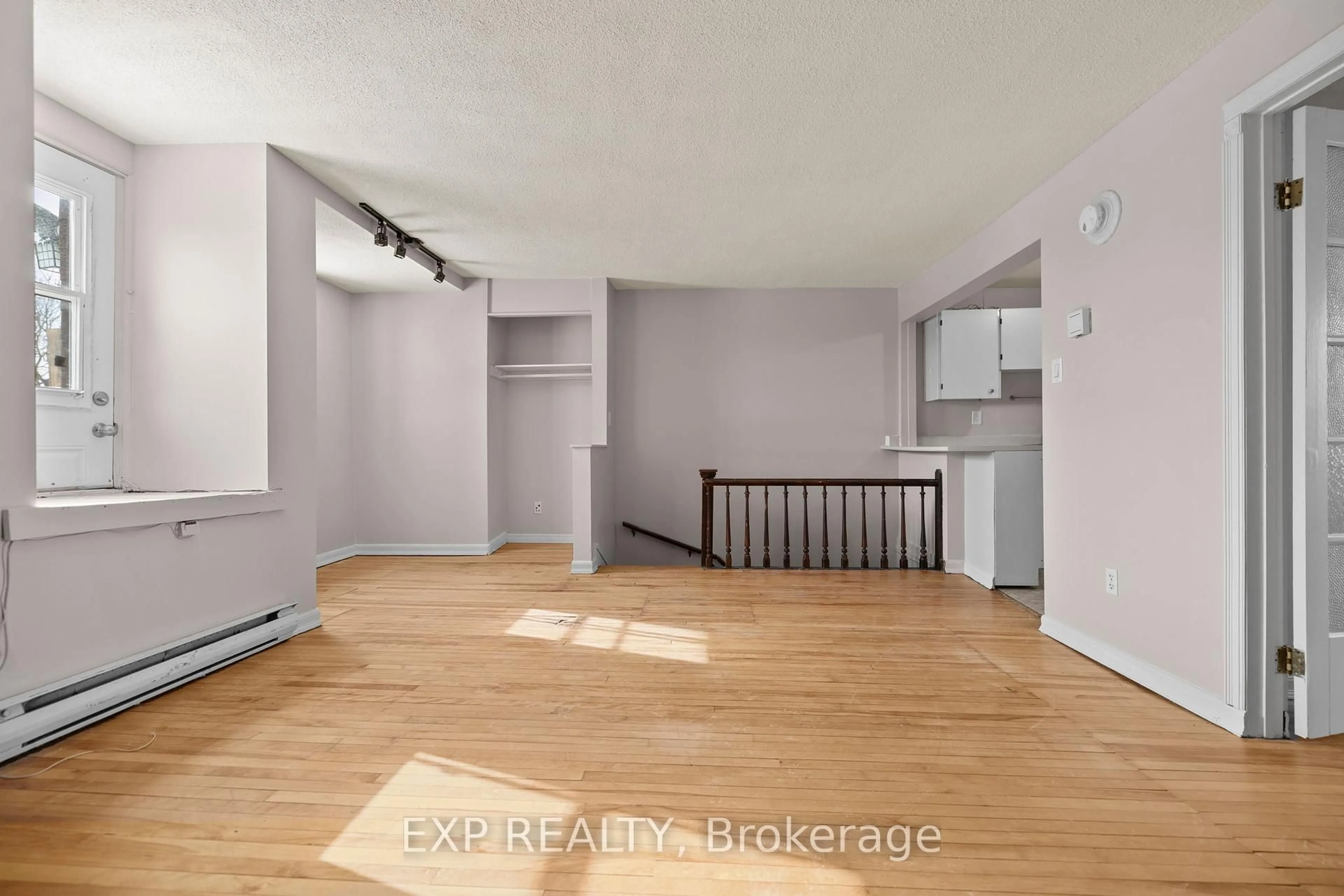 A pic of a room for 196 Osgoode St, Ottawa Ontario K1N 6S8