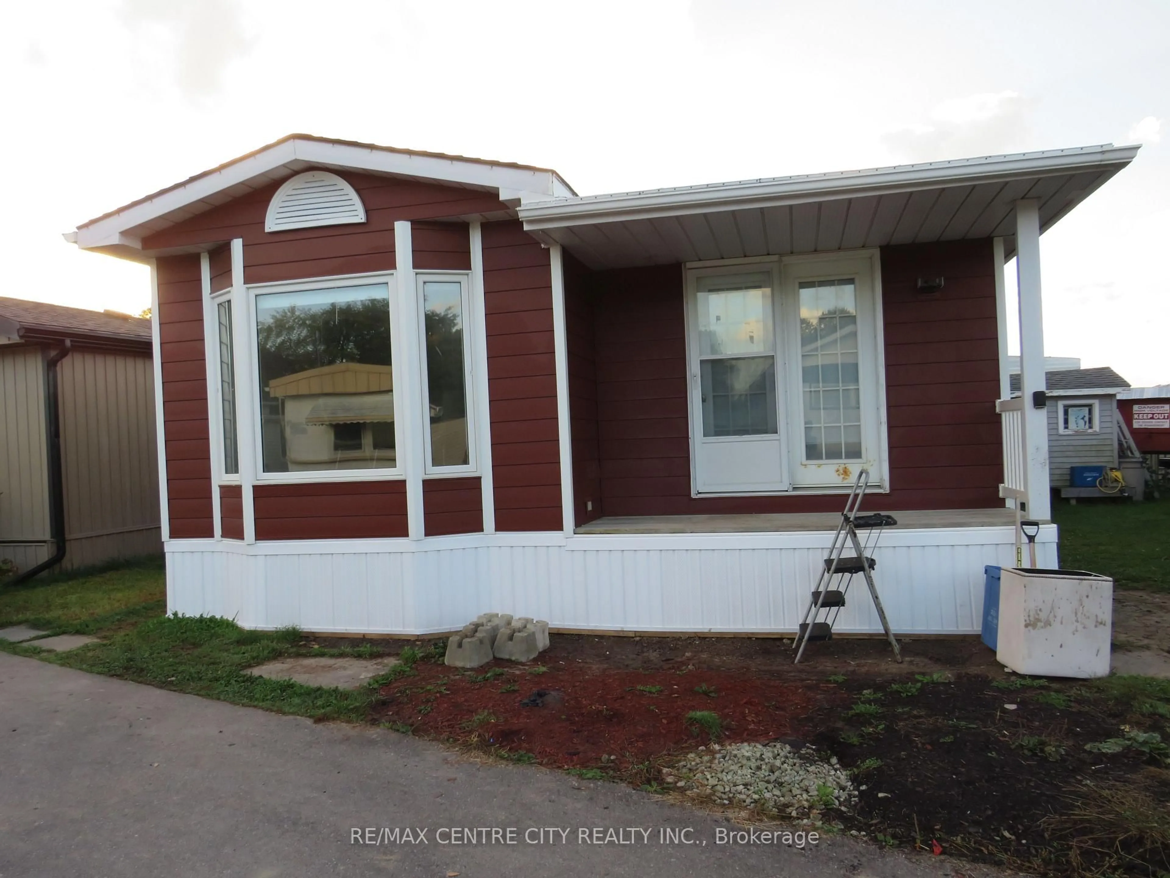 Home with vinyl exterior material, unknown for 2189 Dundas St #106, London East Ontario N5V 1H3