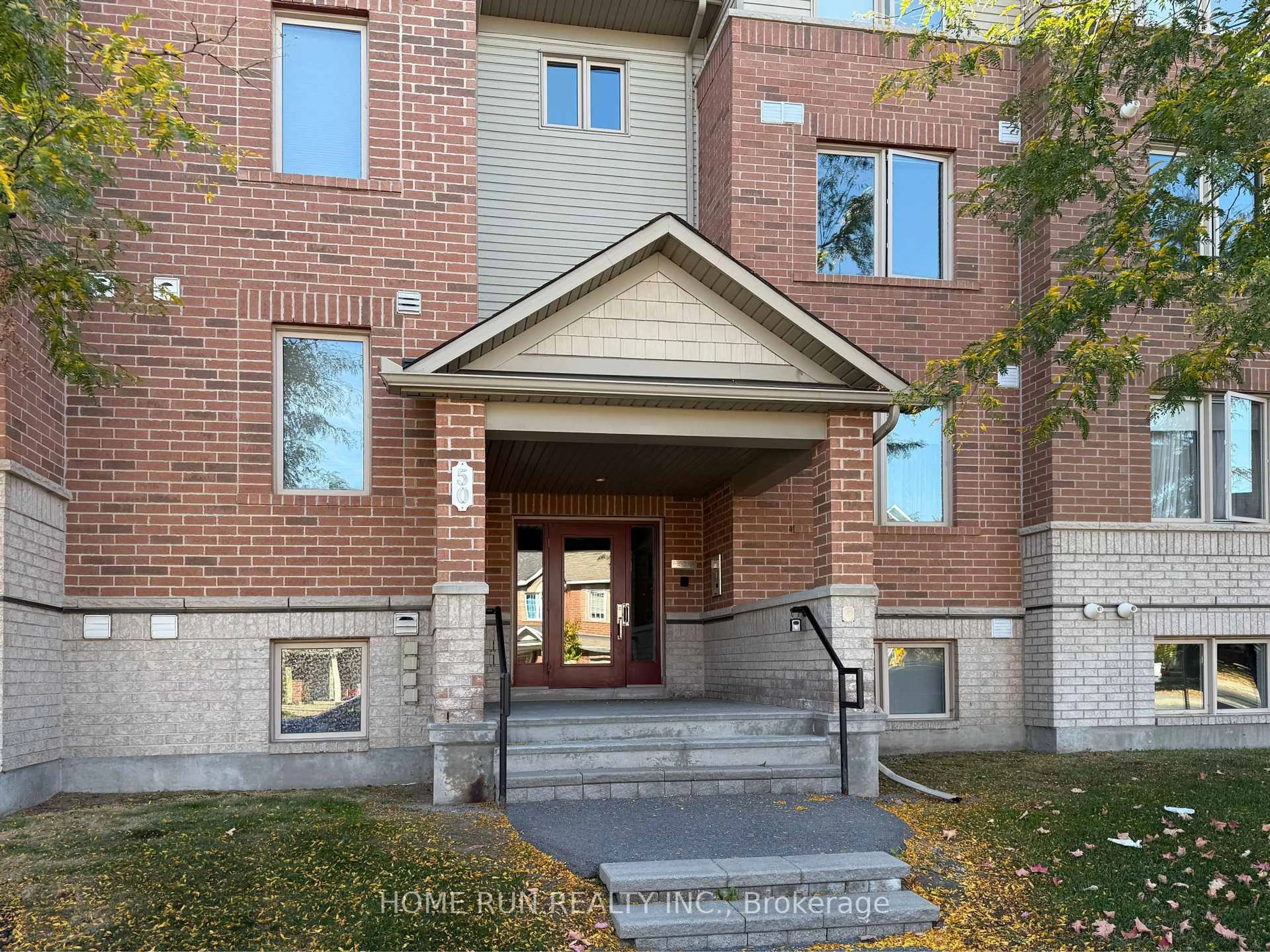 Indoor foyer for 50 Barnstone Dr #6, Ottawa Ontario K2G 6X2