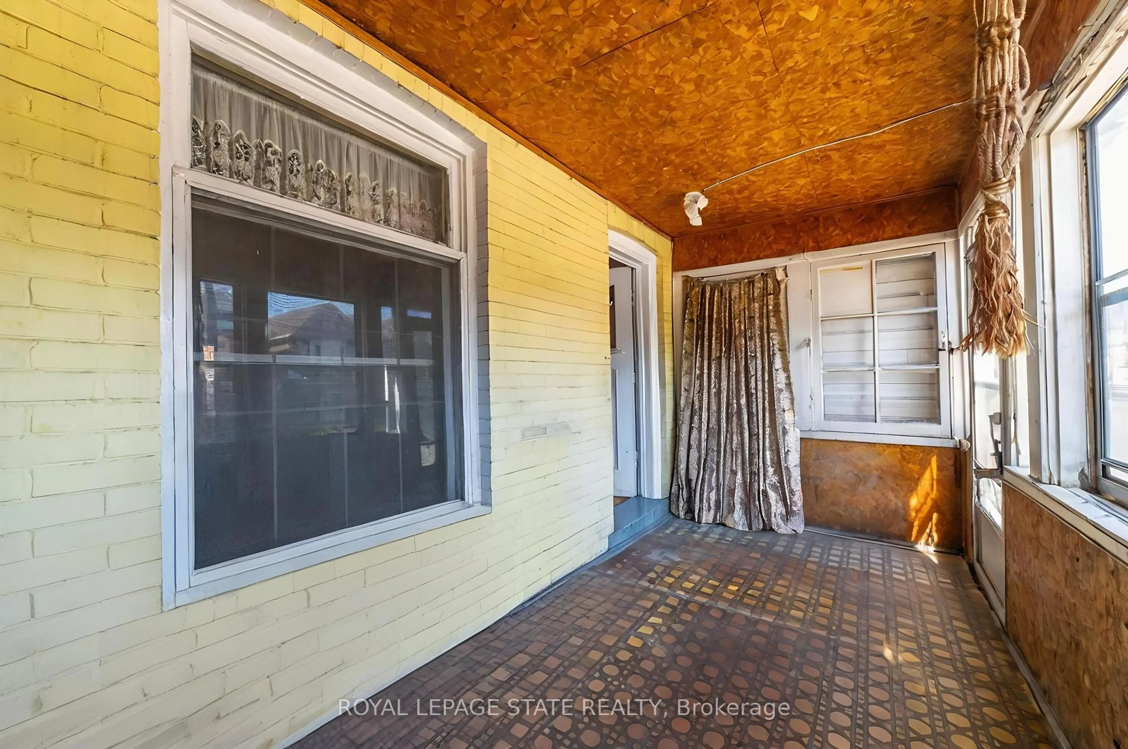 Patio, street for 35 Sherman Ave, Hamilton Ontario L8L 6L9