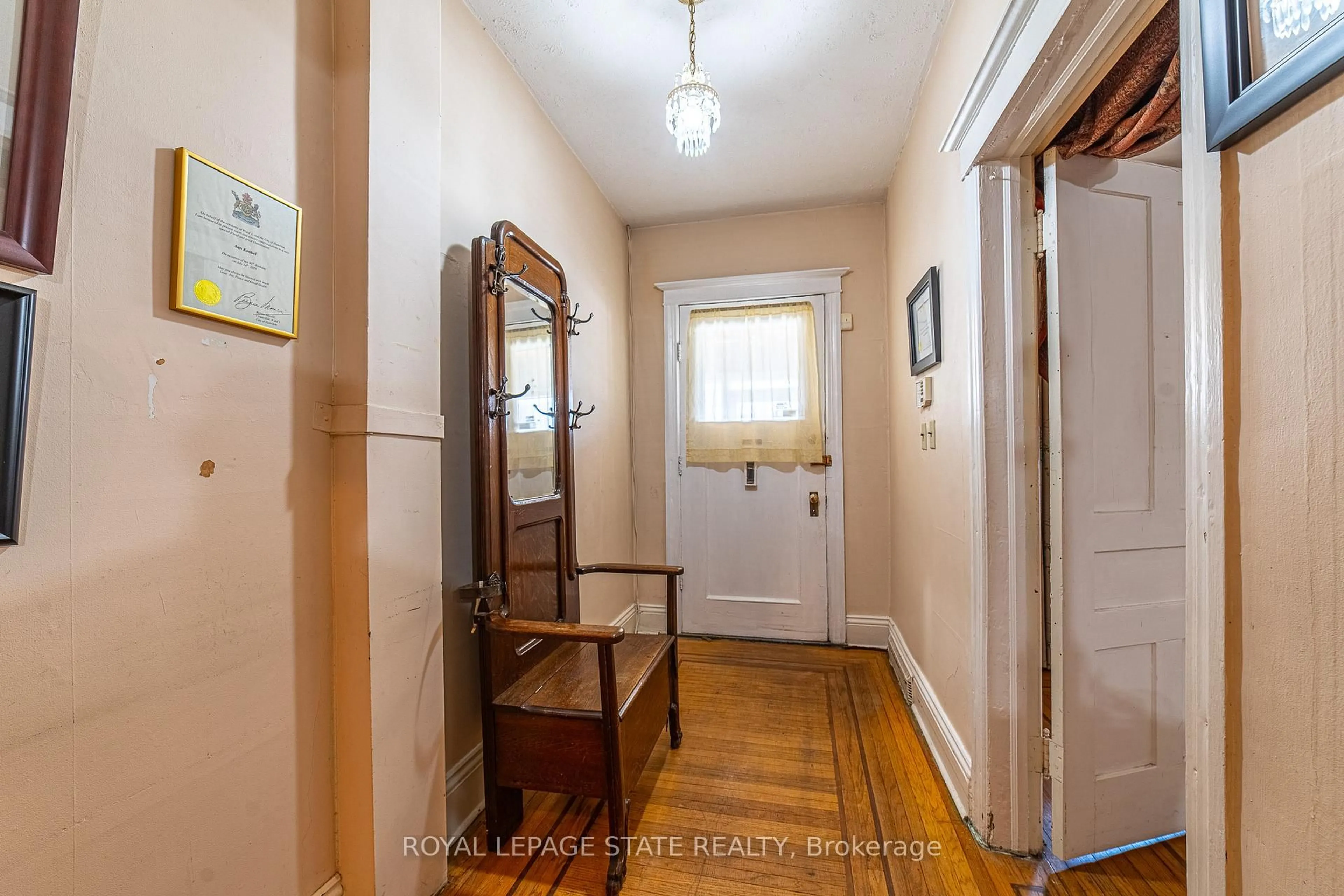 Indoor foyer for 35 Sherman Ave, Hamilton Ontario L8L 6L9