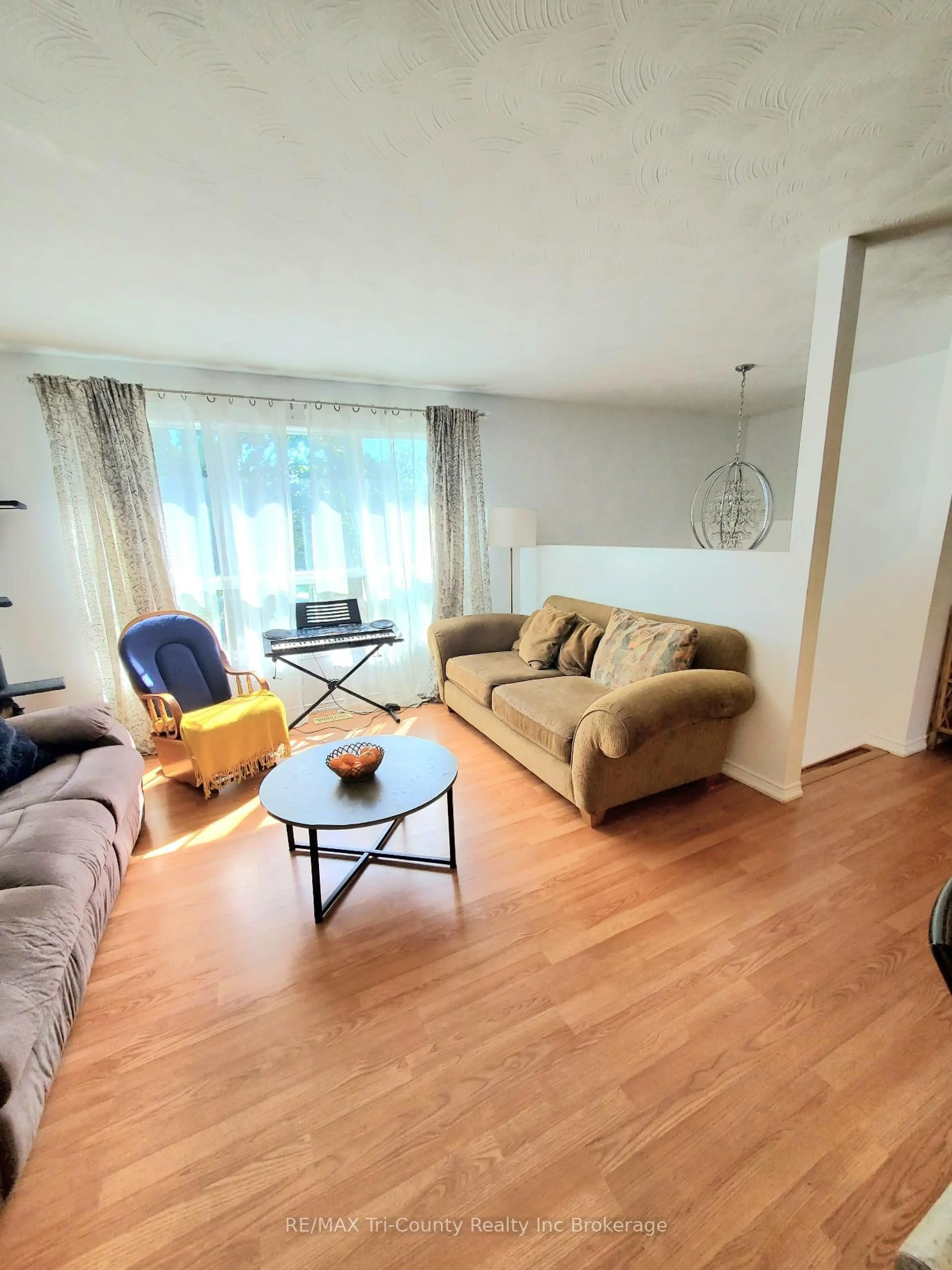 Living room with furniture, wood/laminate floor for 5 Rosemarie Blvd, Norfolk Ontario N4B 2W4