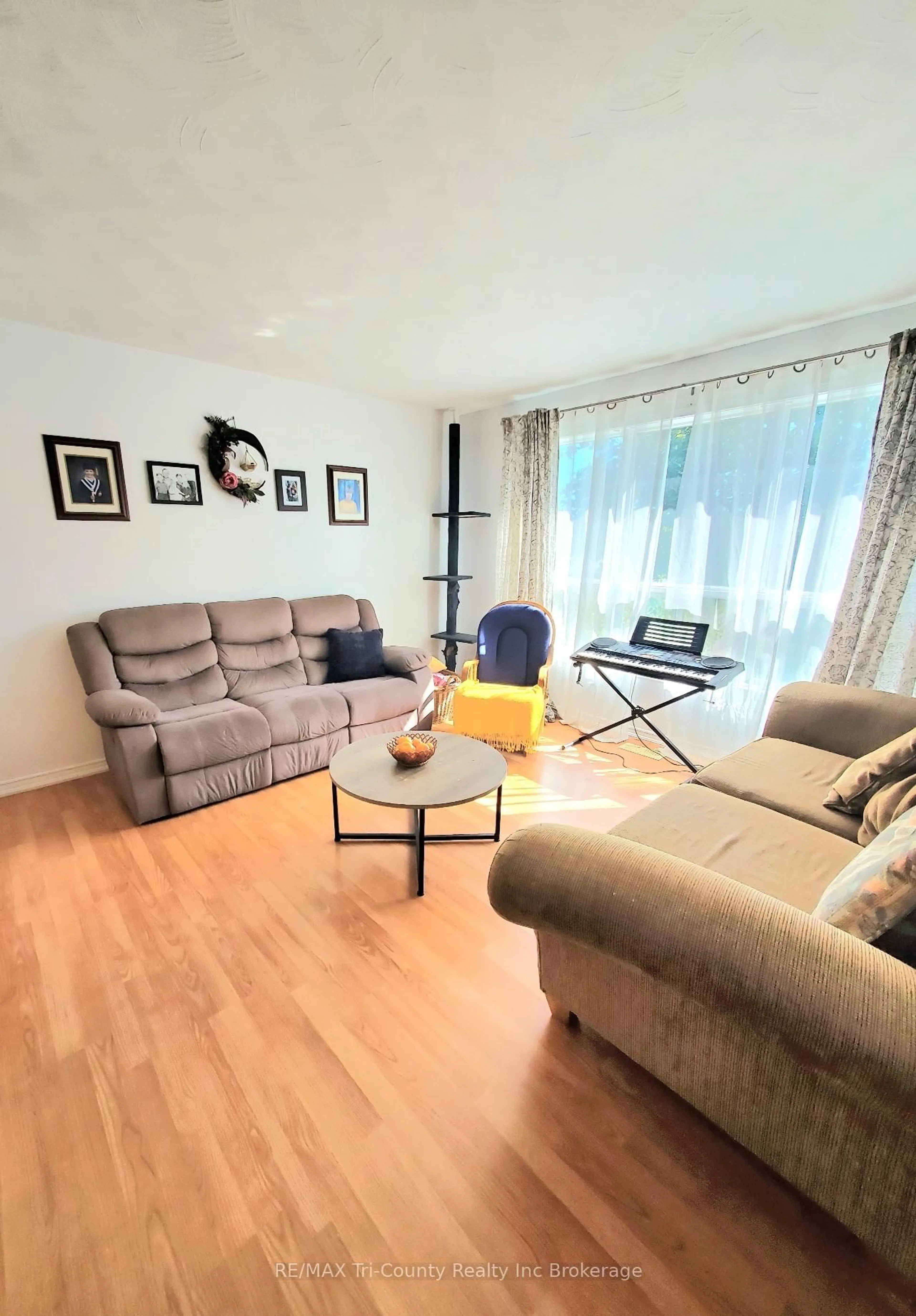Living room with furniture, wood/laminate floor for 5 Rosemarie Blvd, Norfolk Ontario N4B 2W4