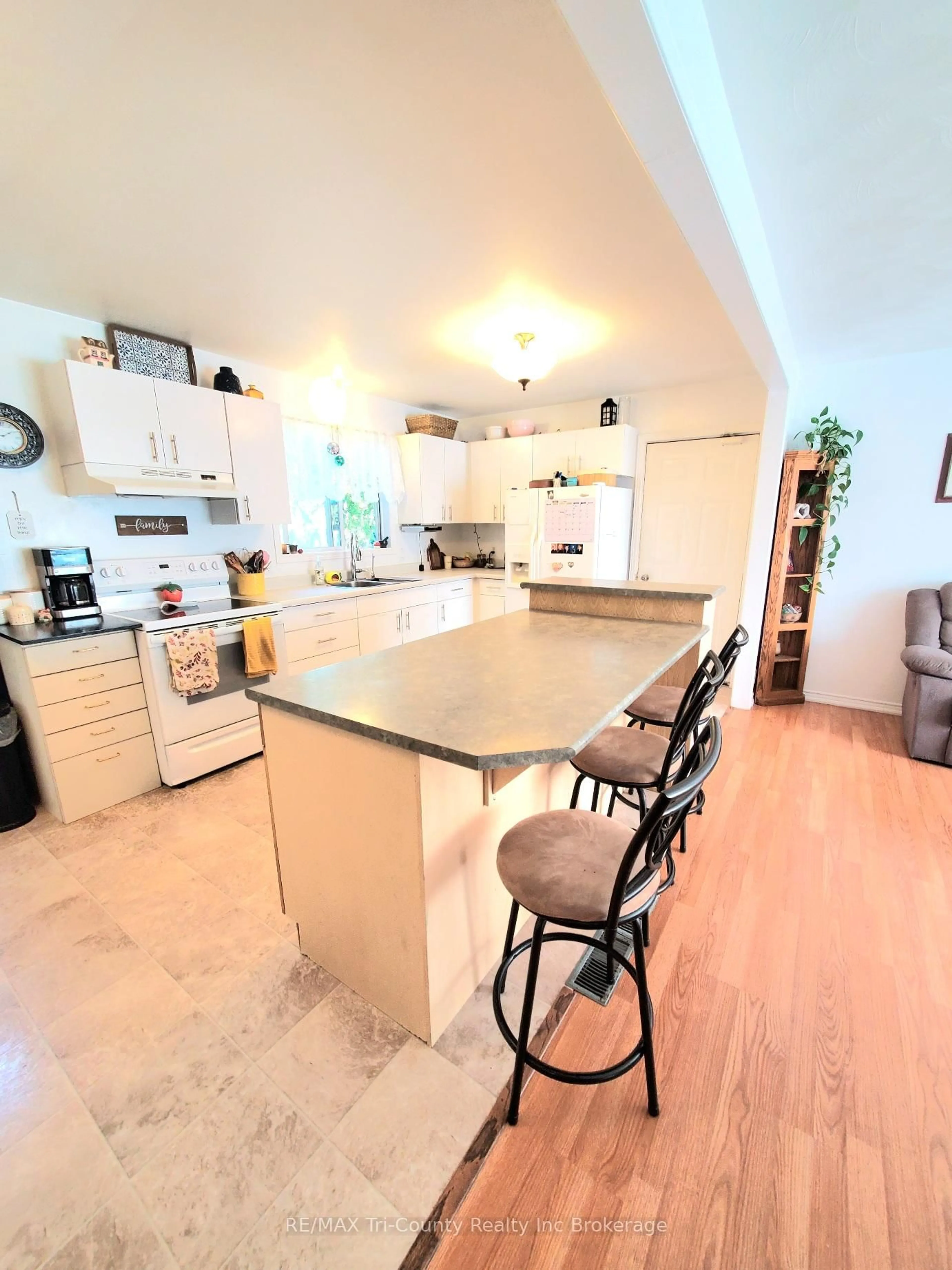Open concept kitchen, ceramic/tile floor for 5 Rosemarie Blvd, Norfolk Ontario N4B 2W4