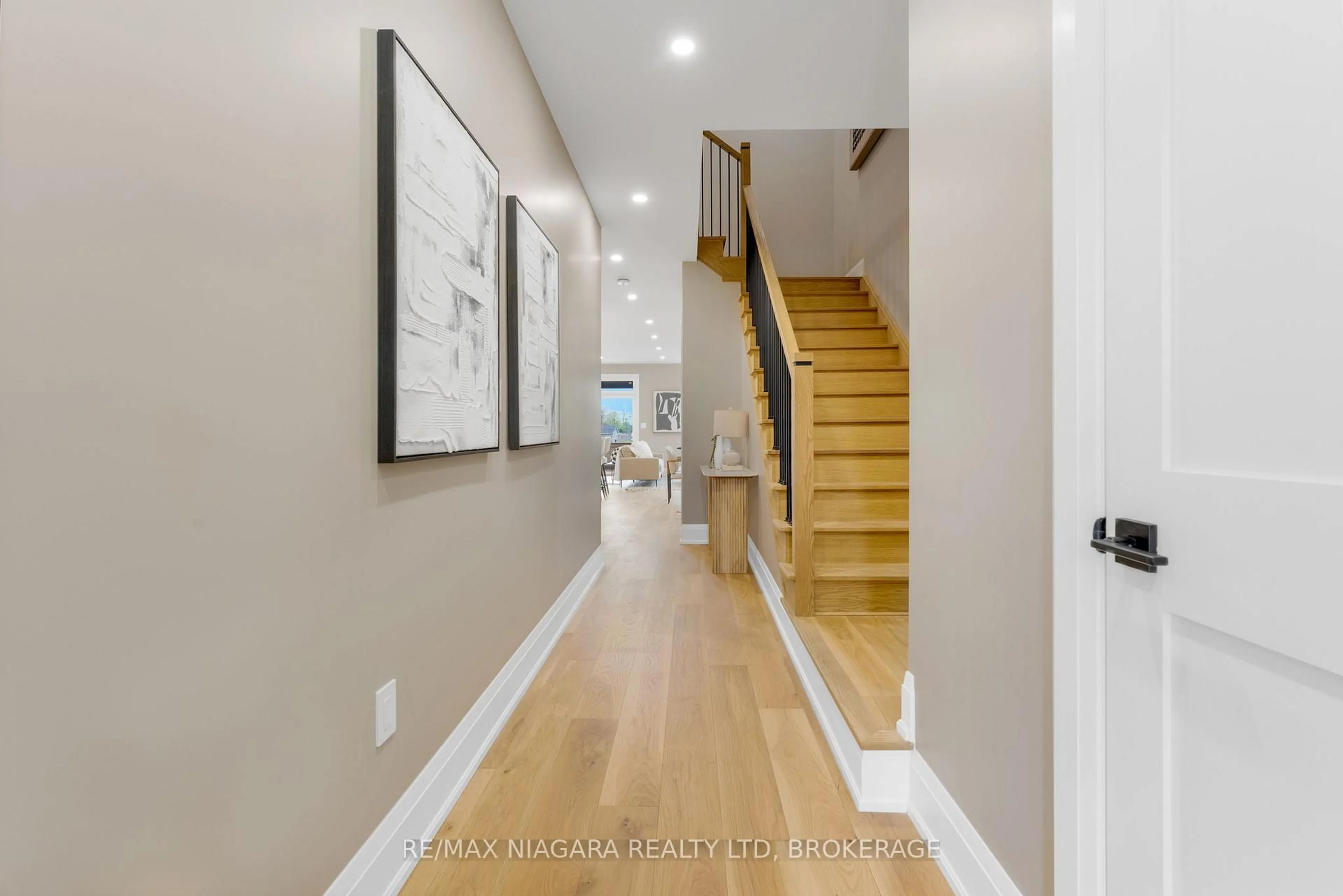 Indoor entryway for 6208 Curlin Cres, Niagara Falls Ontario L2H 0B8