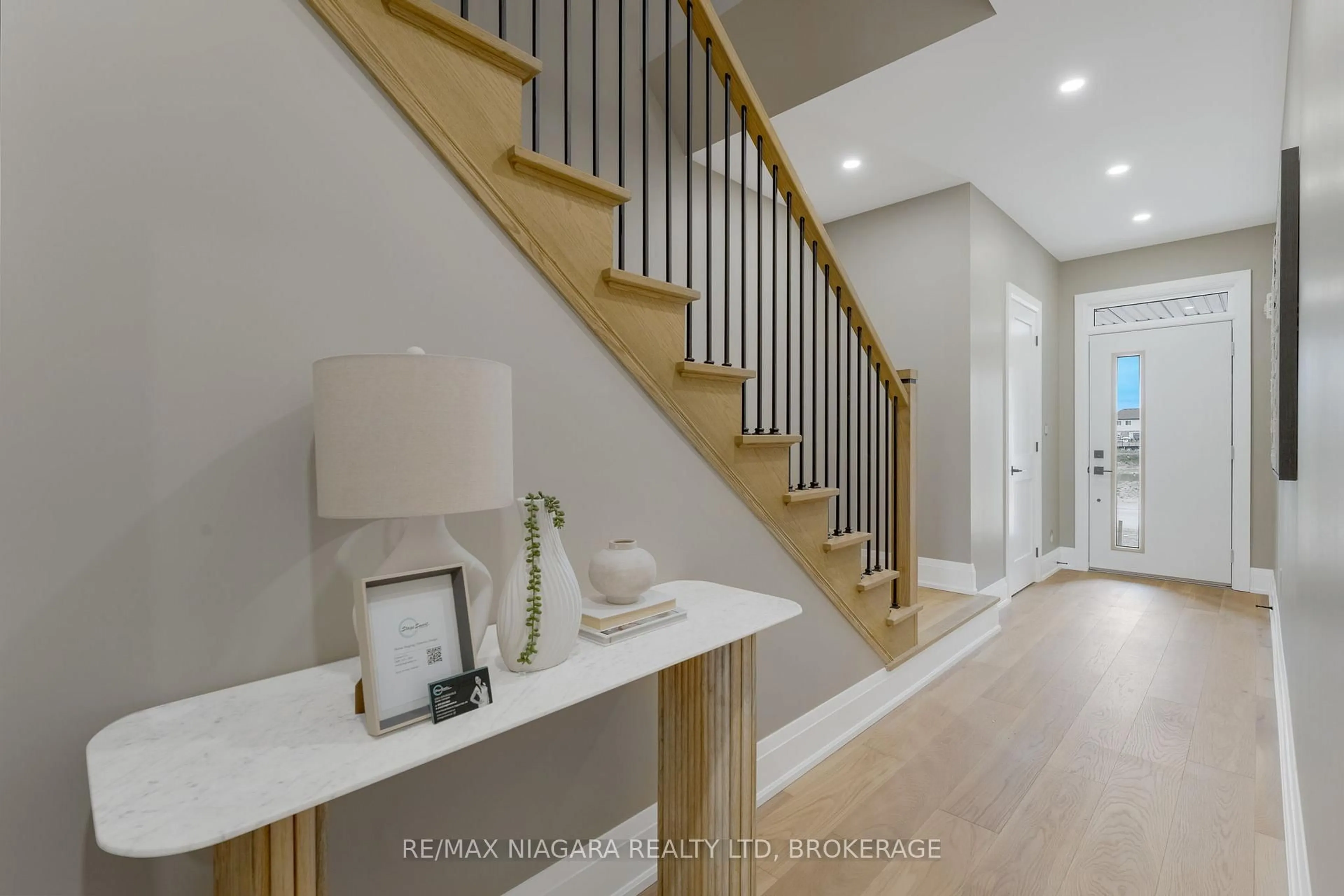 Indoor entryway for 6208 Curlin Cres, Niagara Falls Ontario L2H 0B8