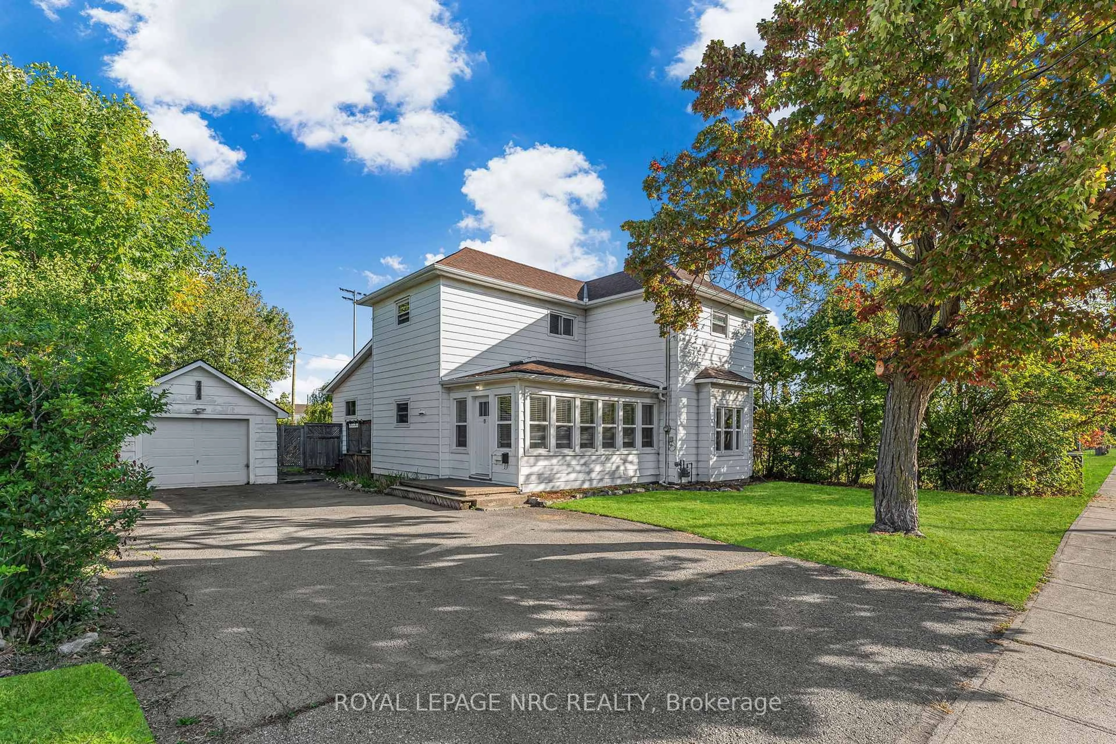 A pic from outside/outdoor area/front of a property/back of a property/a pic from drone, street for 204 GILMORE Rd, Fort Erie Ontario L2A 2M3