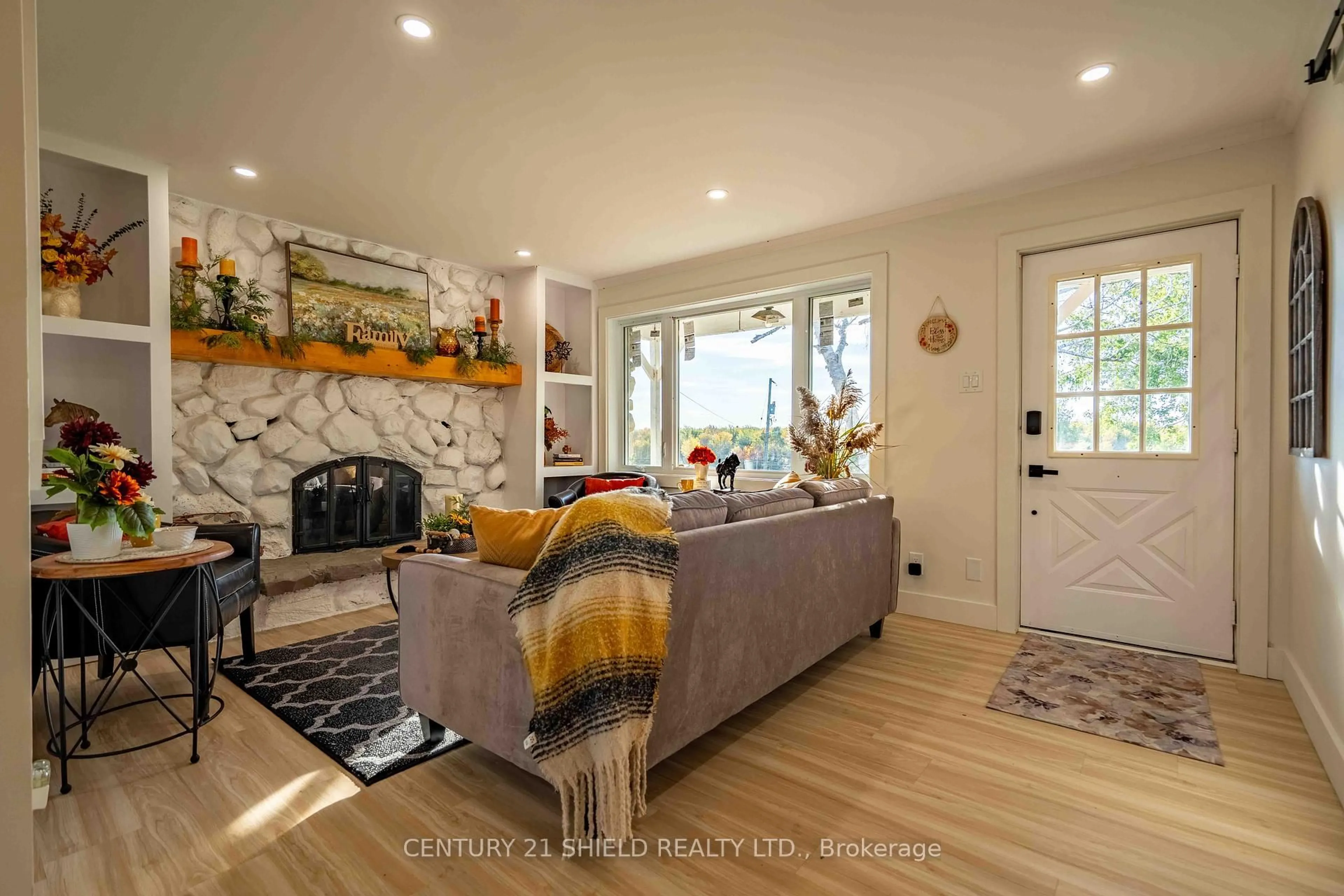 Living room with furniture, unknown for 18785 Paragon Rd, South Glengarry Ontario K6H 5R5