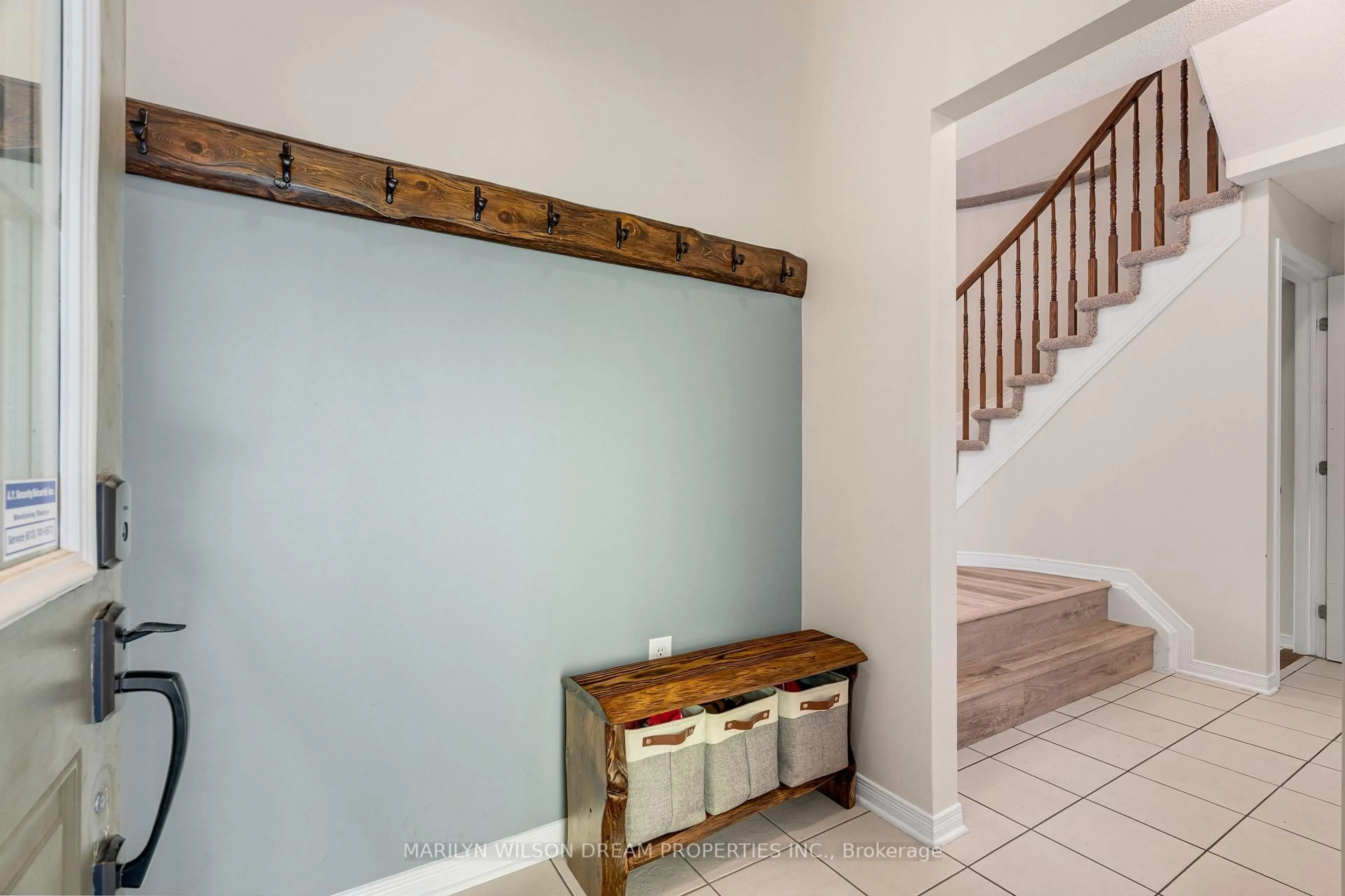 Indoor entryway for 1127 Marconi Ave, Ottawa Ontario K2K 0C6
