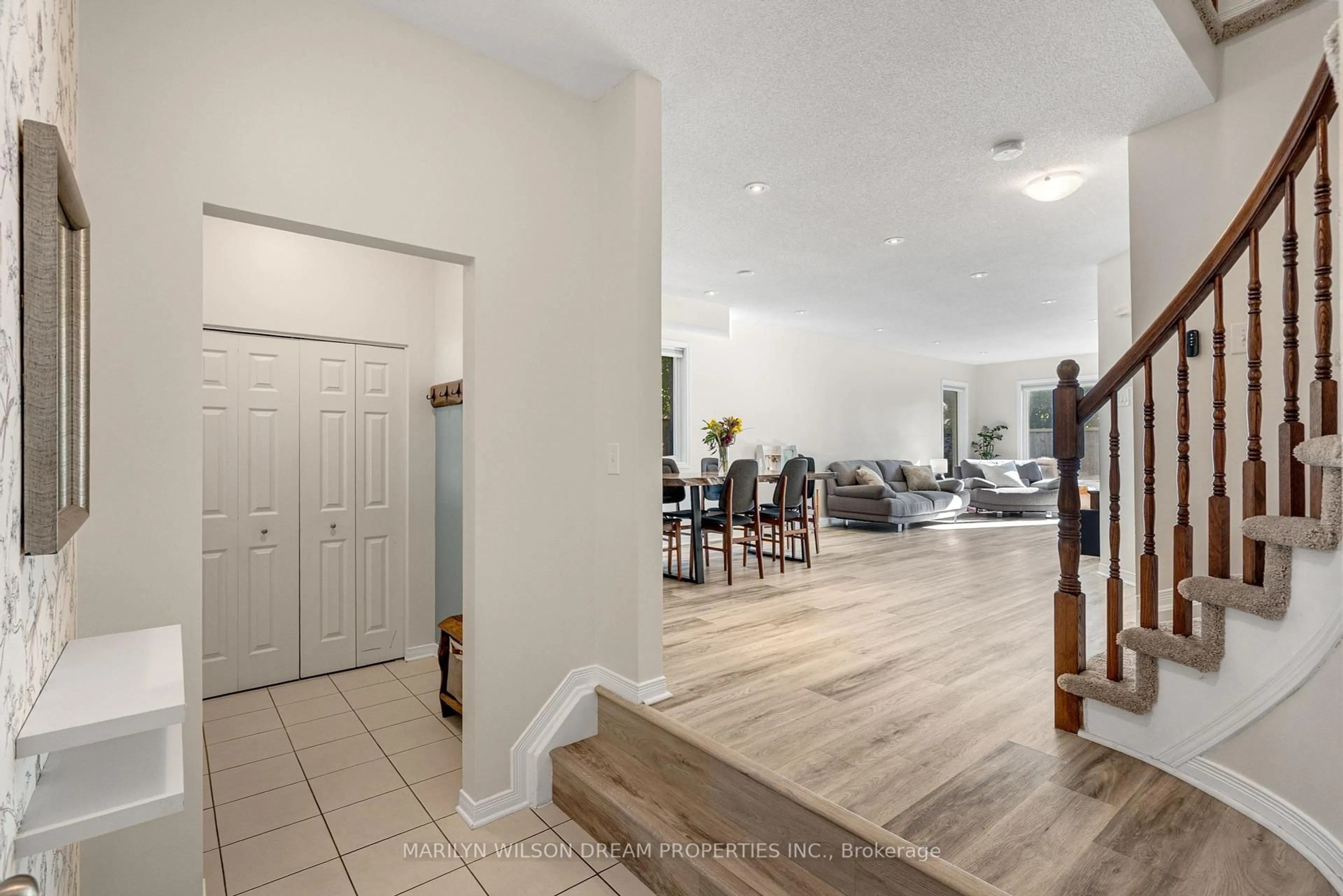 Indoor foyer for 1127 Marconi Ave, Ottawa Ontario K2K 0C6