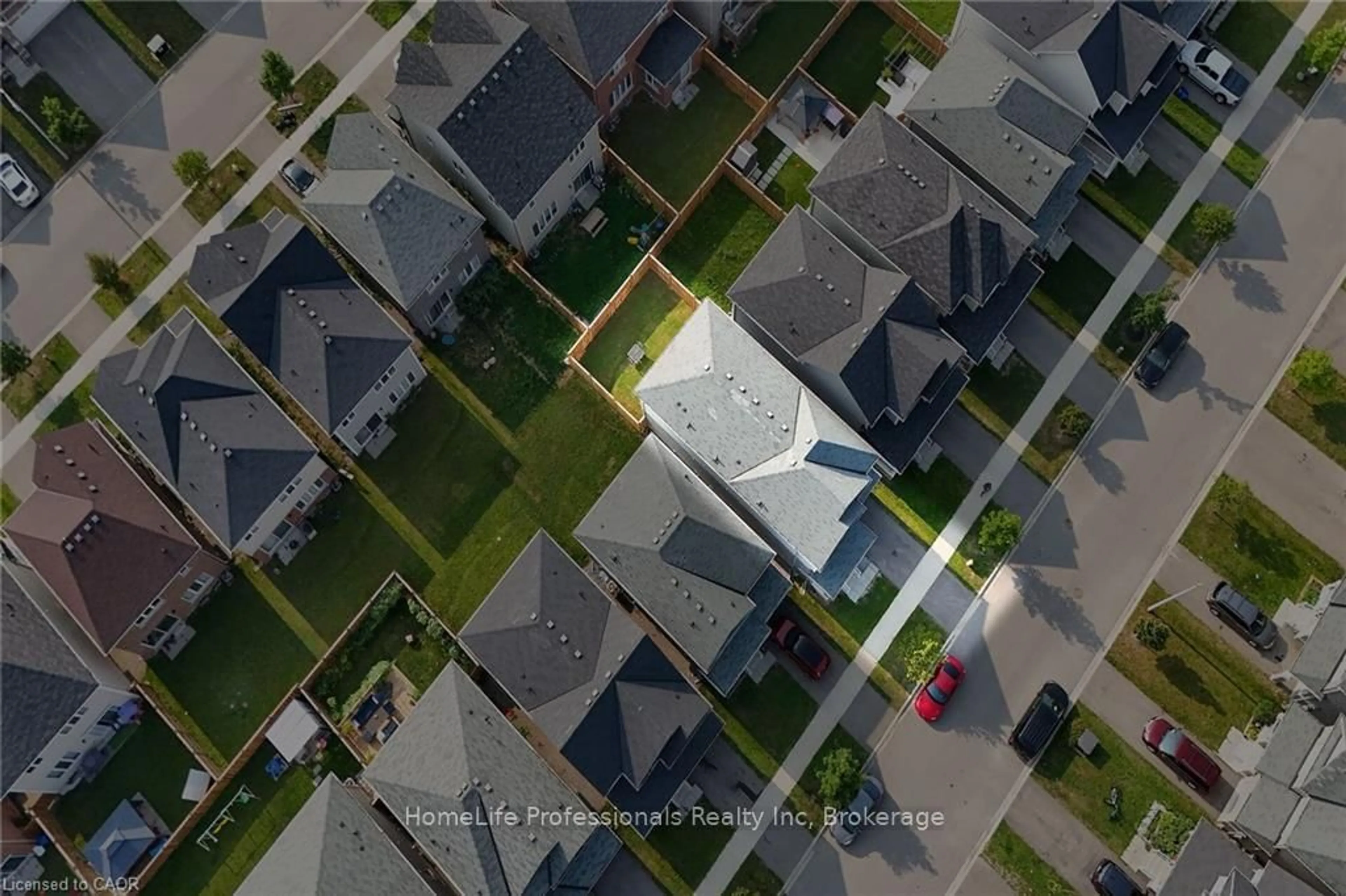 A pic from outside/outdoor area/front of a property/back of a property/a pic from drone, street for 11 Honey Comb Tr, Thorold Ontario L3B 0G8