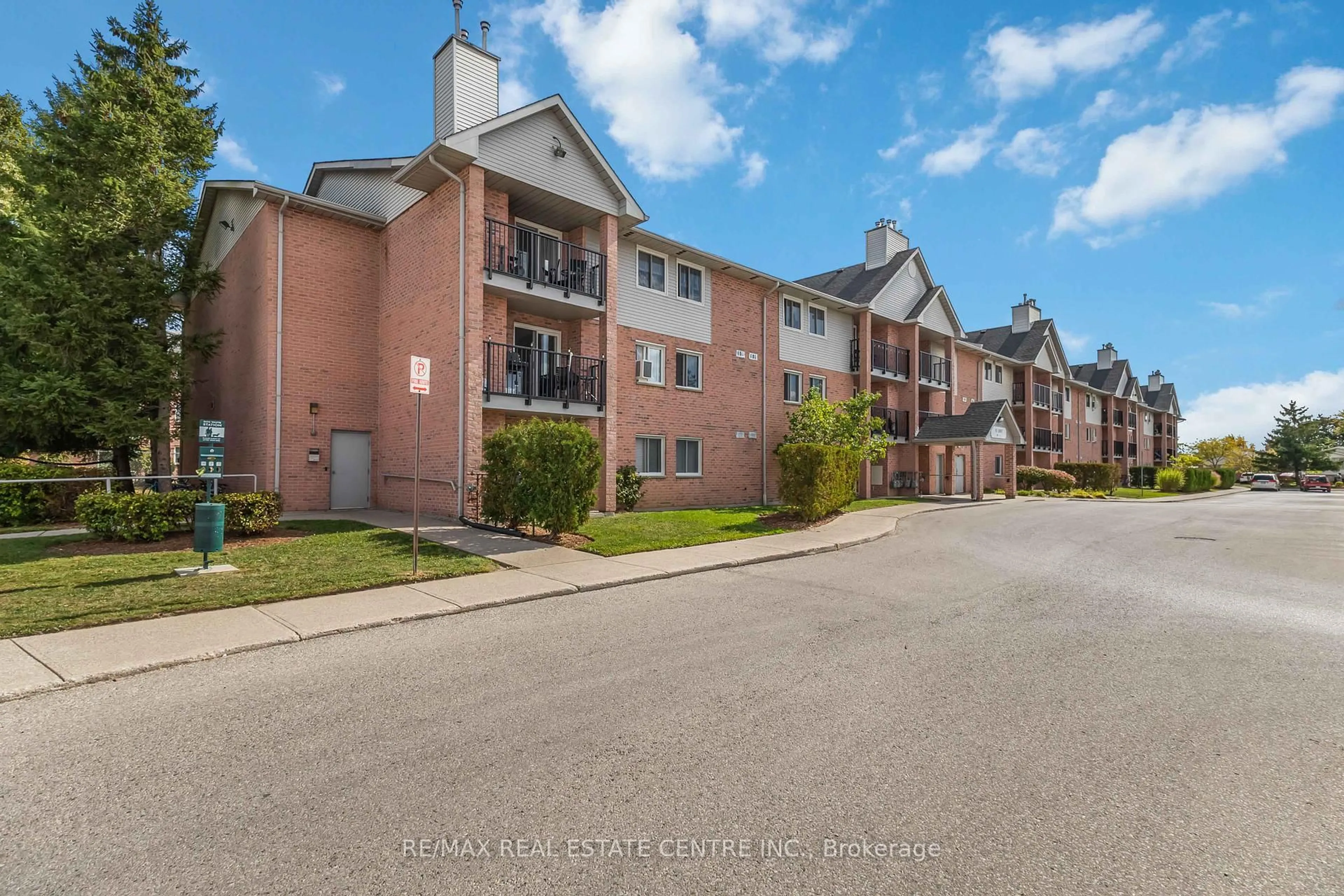 A pic from outside/outdoor area/front of a property/back of a property/a pic from drone, unknown for 140 CONWAY Dr #25, London South Ontario N6E 3N2
