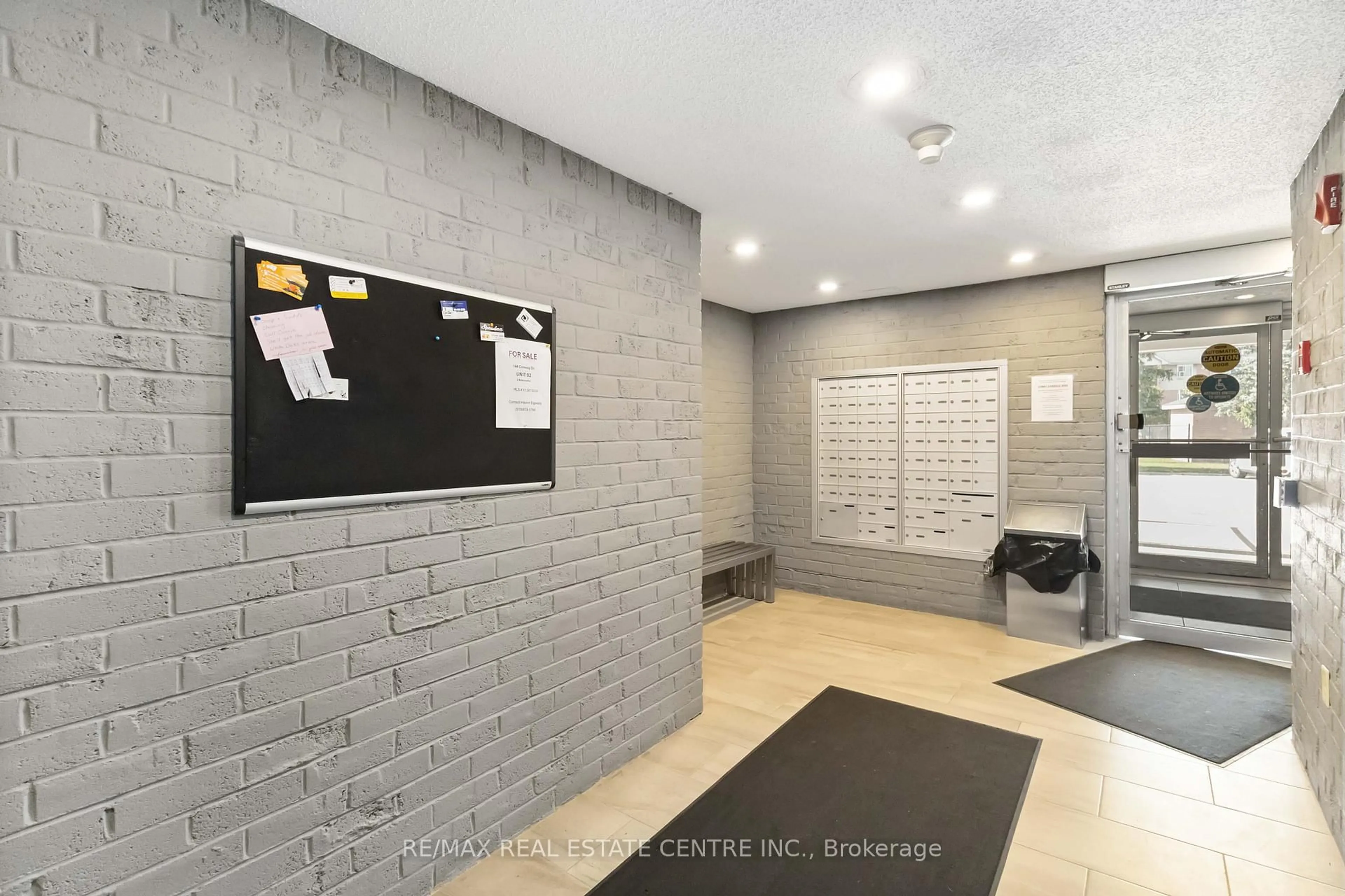 Indoor foyer for 140 CONWAY Dr #25, London South Ontario N6E 3N2
