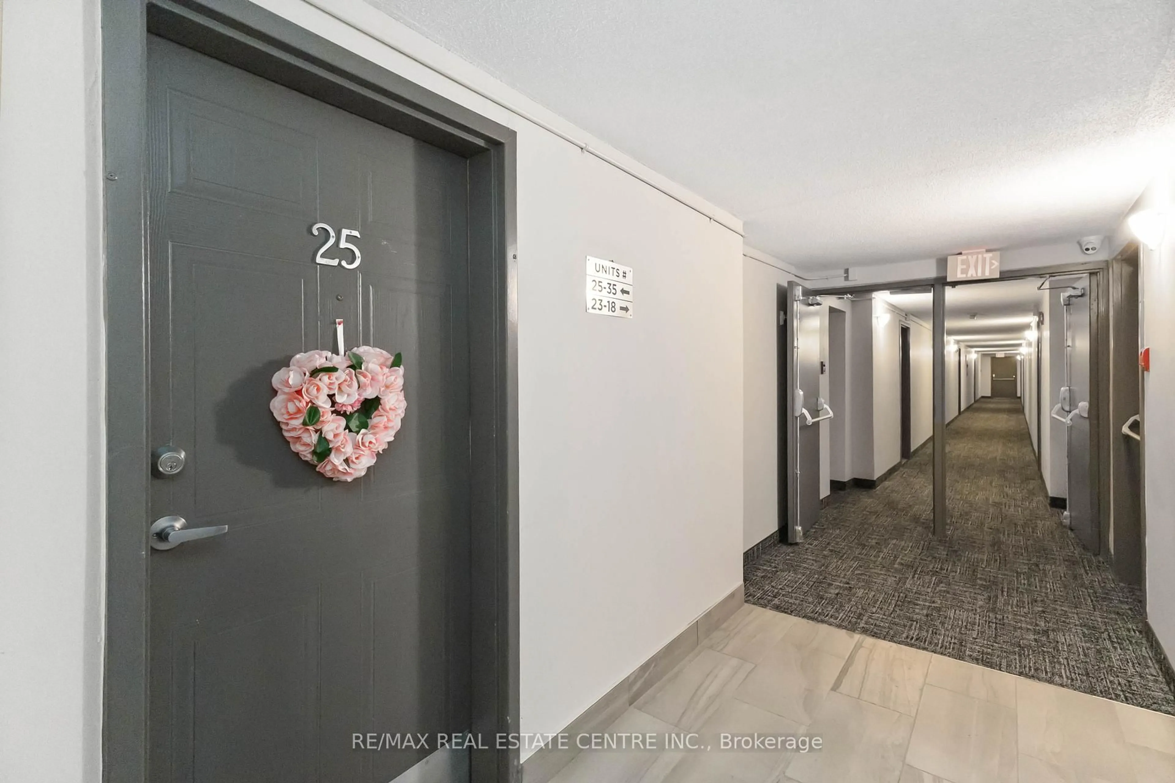 Indoor foyer for 140 CONWAY Dr #25, London South Ontario N6E 3N2