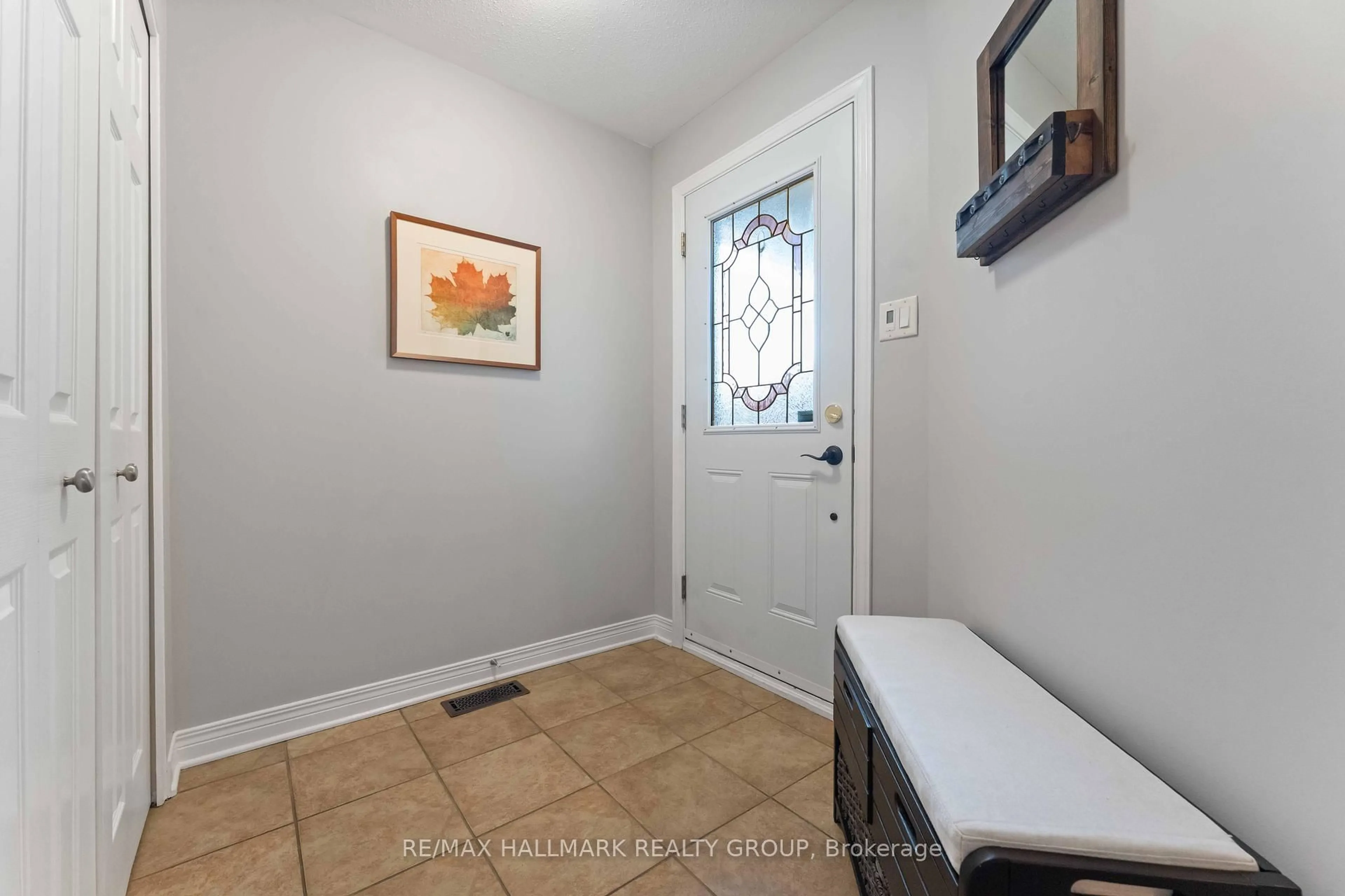 Indoor entryway for 91 Borealis Cres, Ottawa Ontario K1K 4T6
