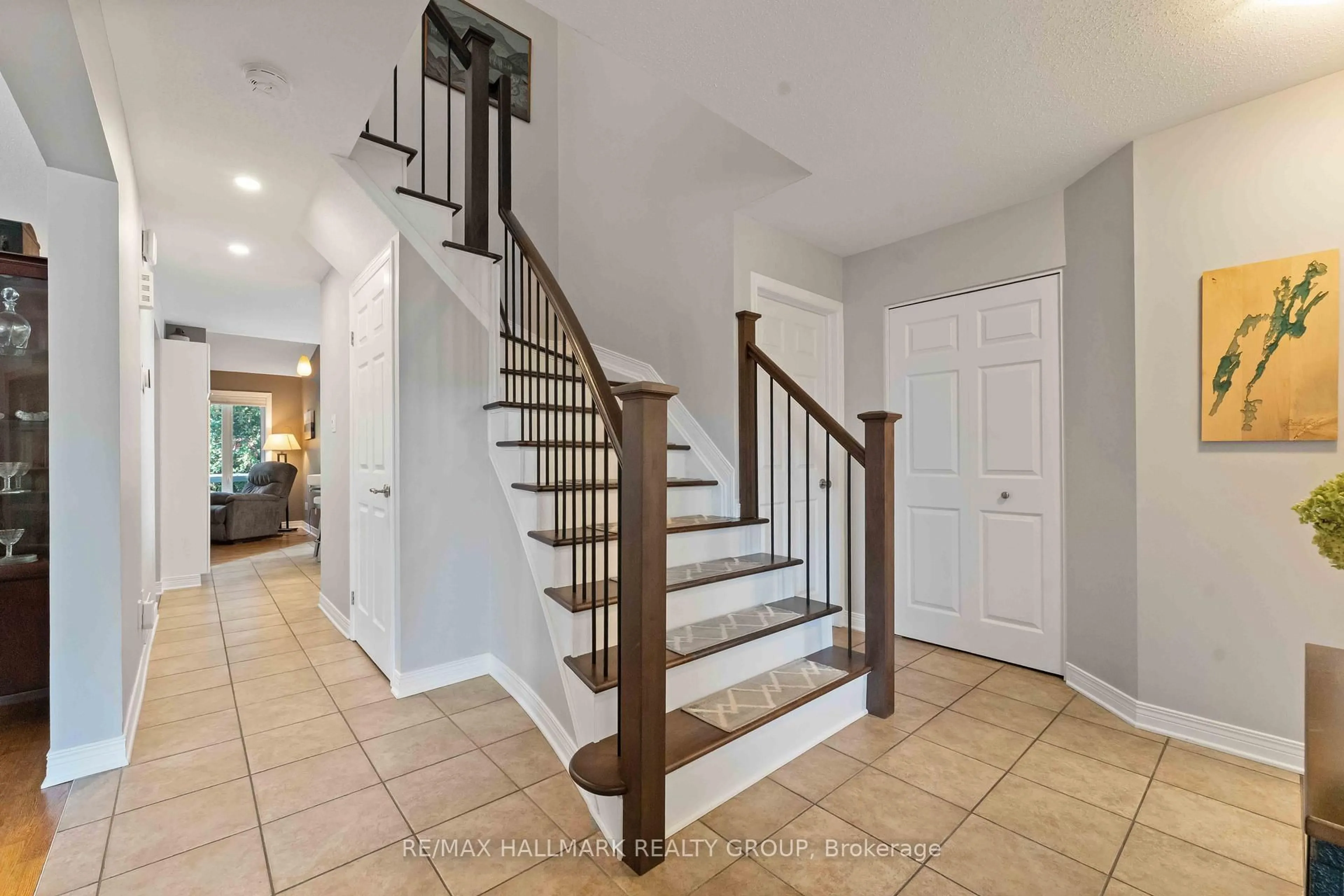 Indoor entryway for 91 Borealis Cres, Ottawa Ontario K1K 4T6